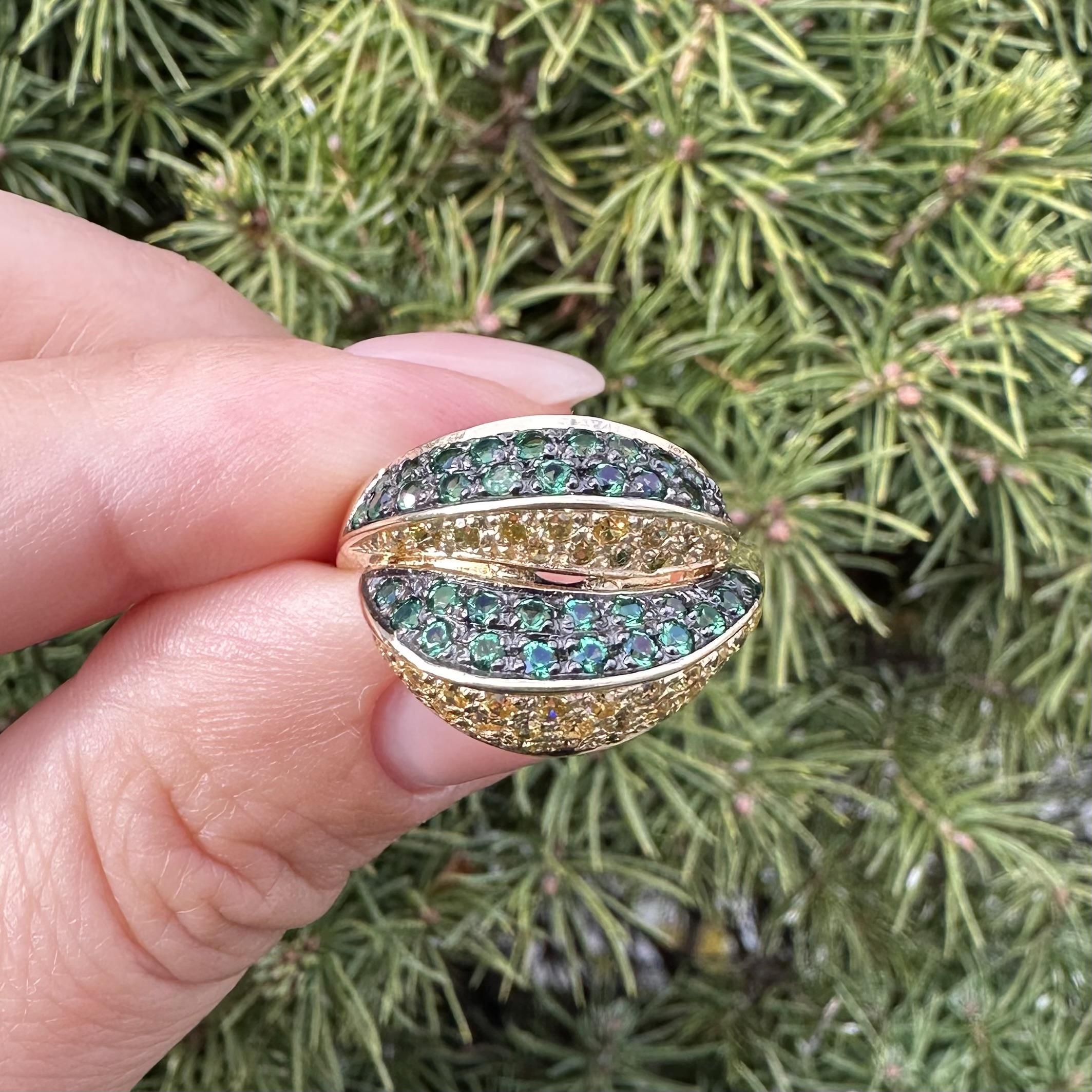 Anello ondulato in oro giallo massiccio 14k con pave di pietre brillanti gialle e verdi in vendita 11