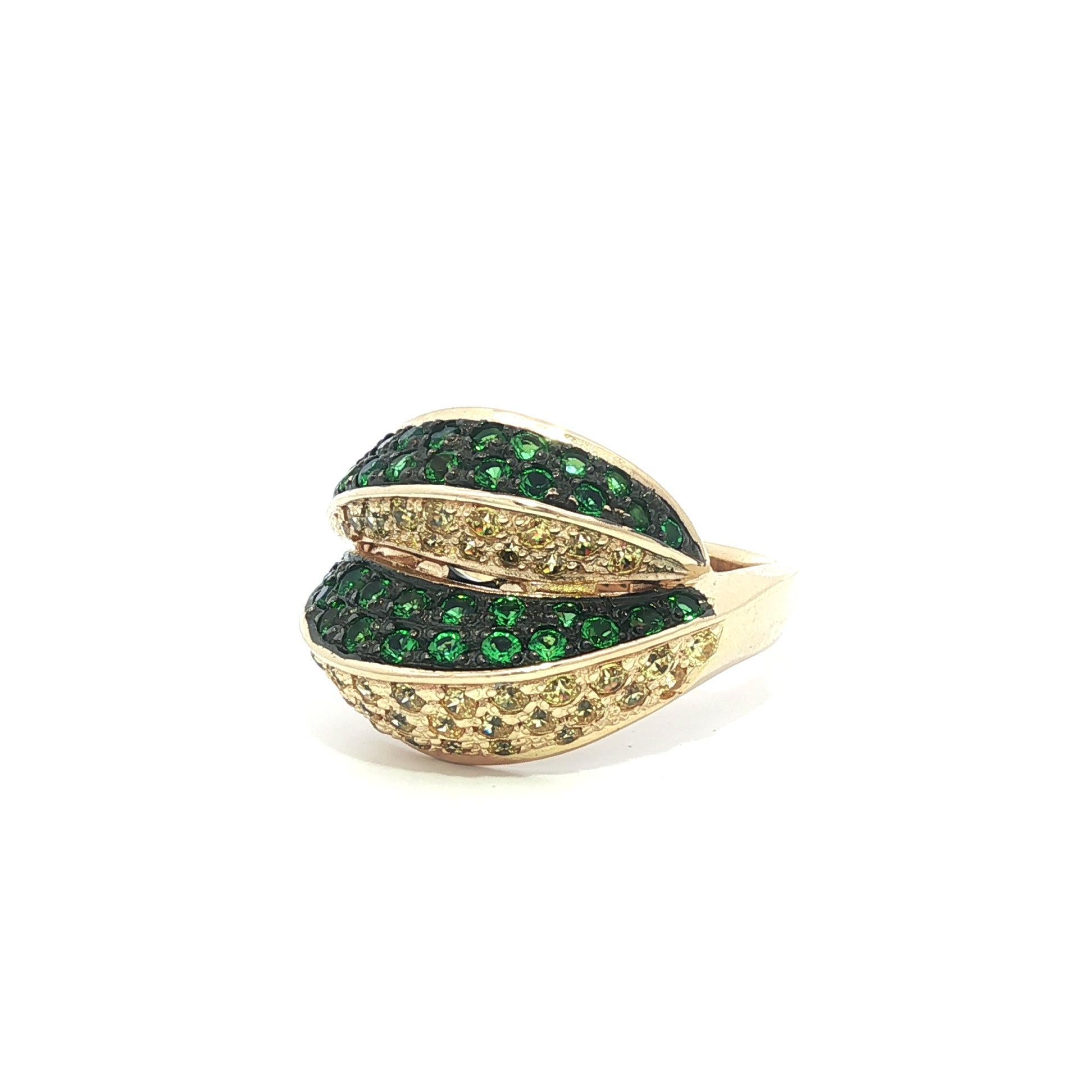 Anello ondulato in oro giallo massiccio 14k con pave di pietre brillanti gialle e verdi in vendita 2