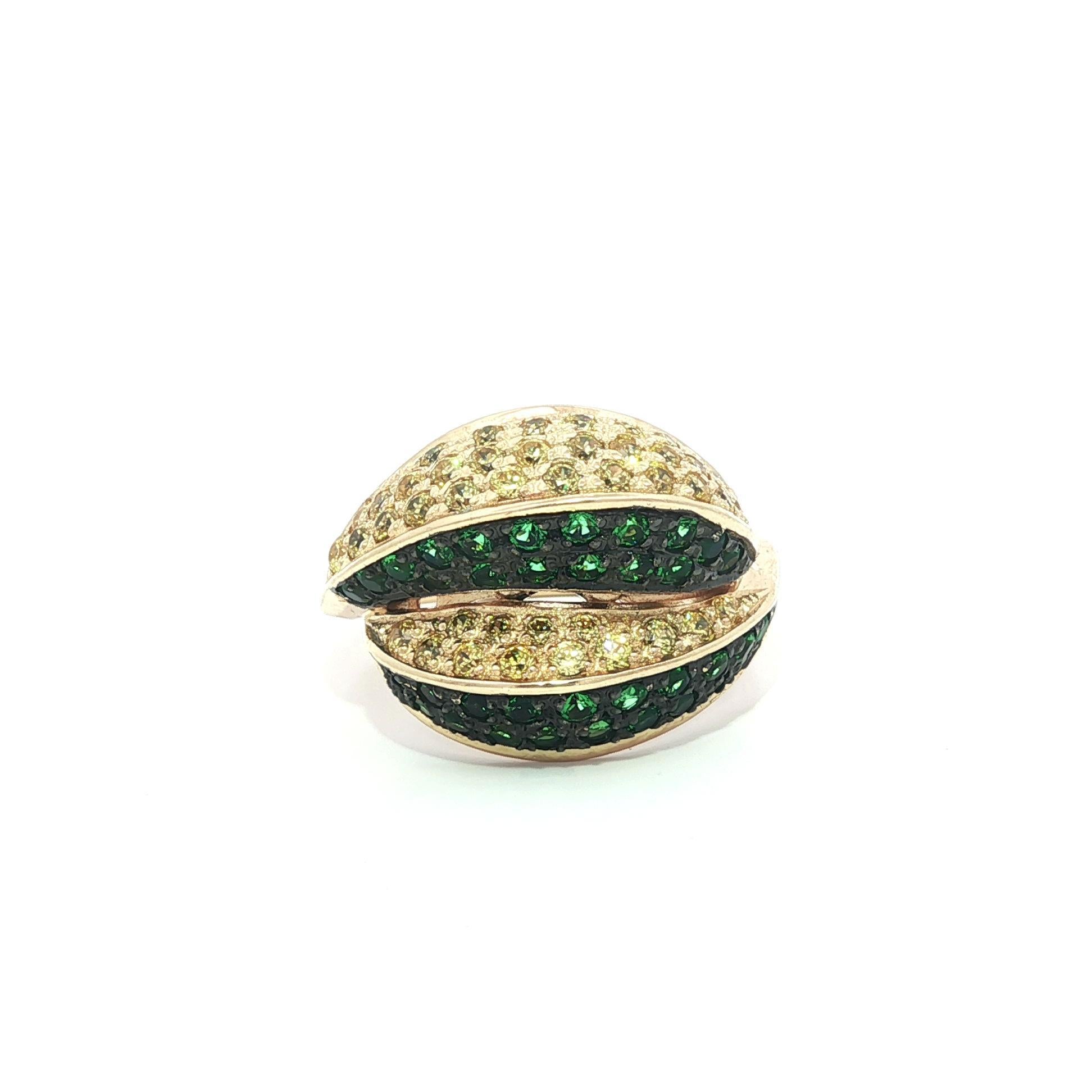 Anello ondulato in oro giallo massiccio 14k con pave di pietre brillanti gialle e verdi in vendita 3