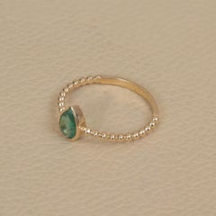 Zierlicher, minimalistischer Stapelring aus massivem 14-karätigem Gelbgold mit einem Smaragd im Birnenschliff