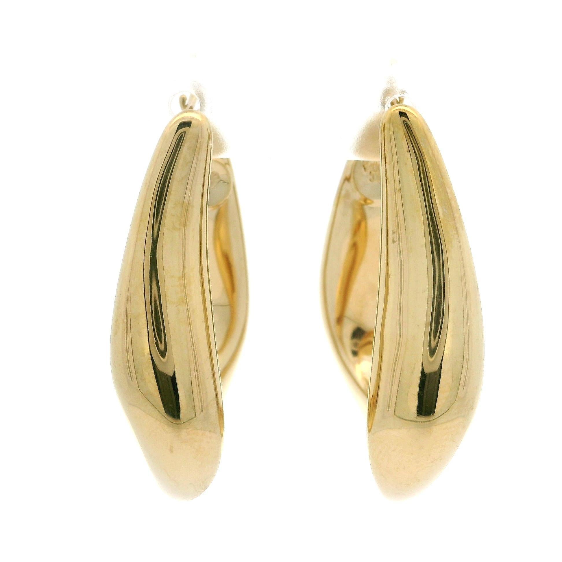 MATERIAL : Or jaune 14k massif
Poids : 4.19 grammes
Largeur totale : 8,6 mm (d'est en ouest - avant de la boucle d'oreille)
Hauteur totale : 32,9 mm (du nord au sud - y compris le support)
Epaisseur : 21mm (0.82