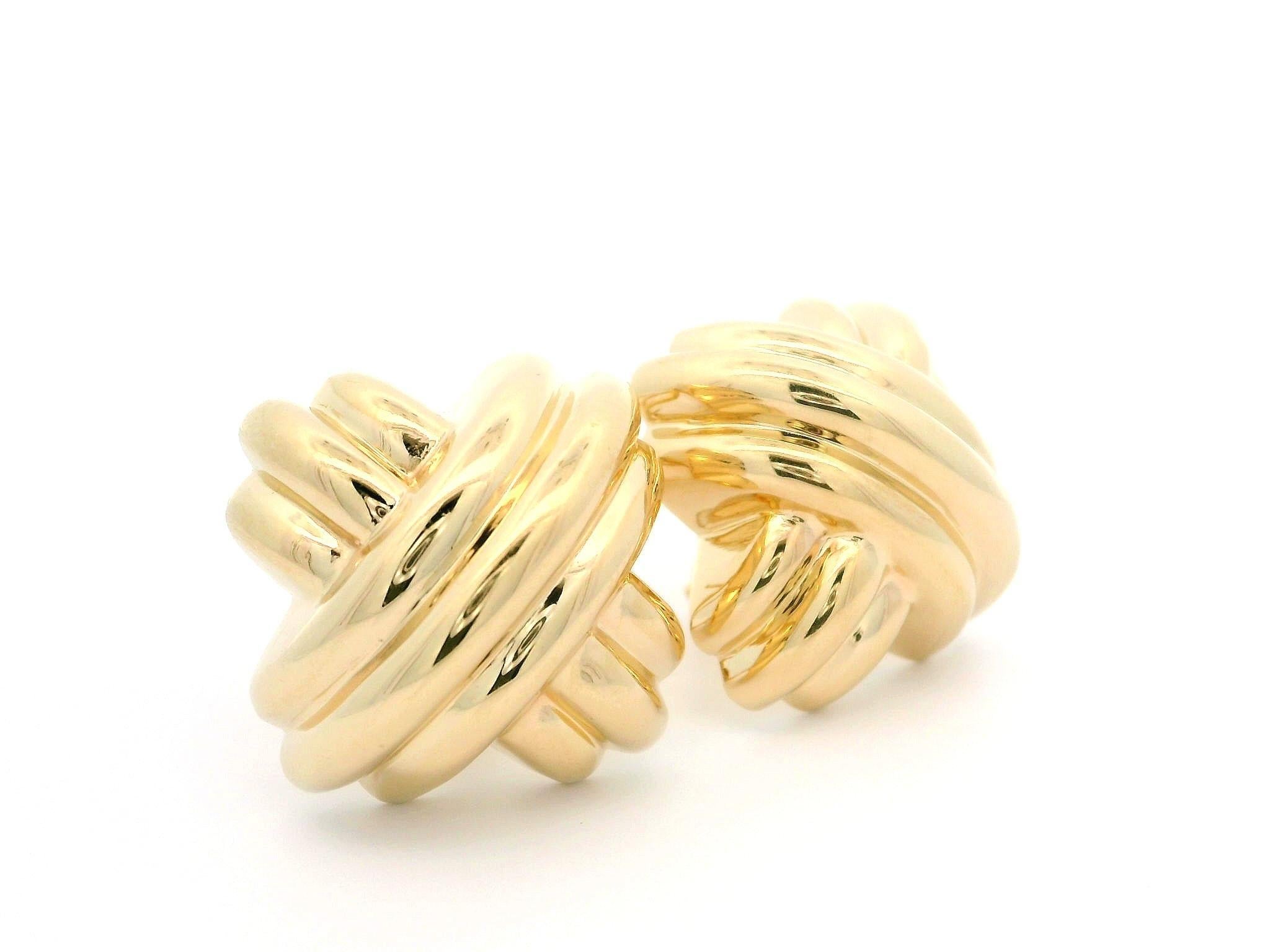 MATERIAL : Or jaune massif 14K
Poids : 8.35 grammes
Support : Poteaux avec fermeture en oméga (des oreilles percées sont nécessaires)
Largeur : 21,6 mm (0,85)
Hauteur : 21,5 mm (0,84