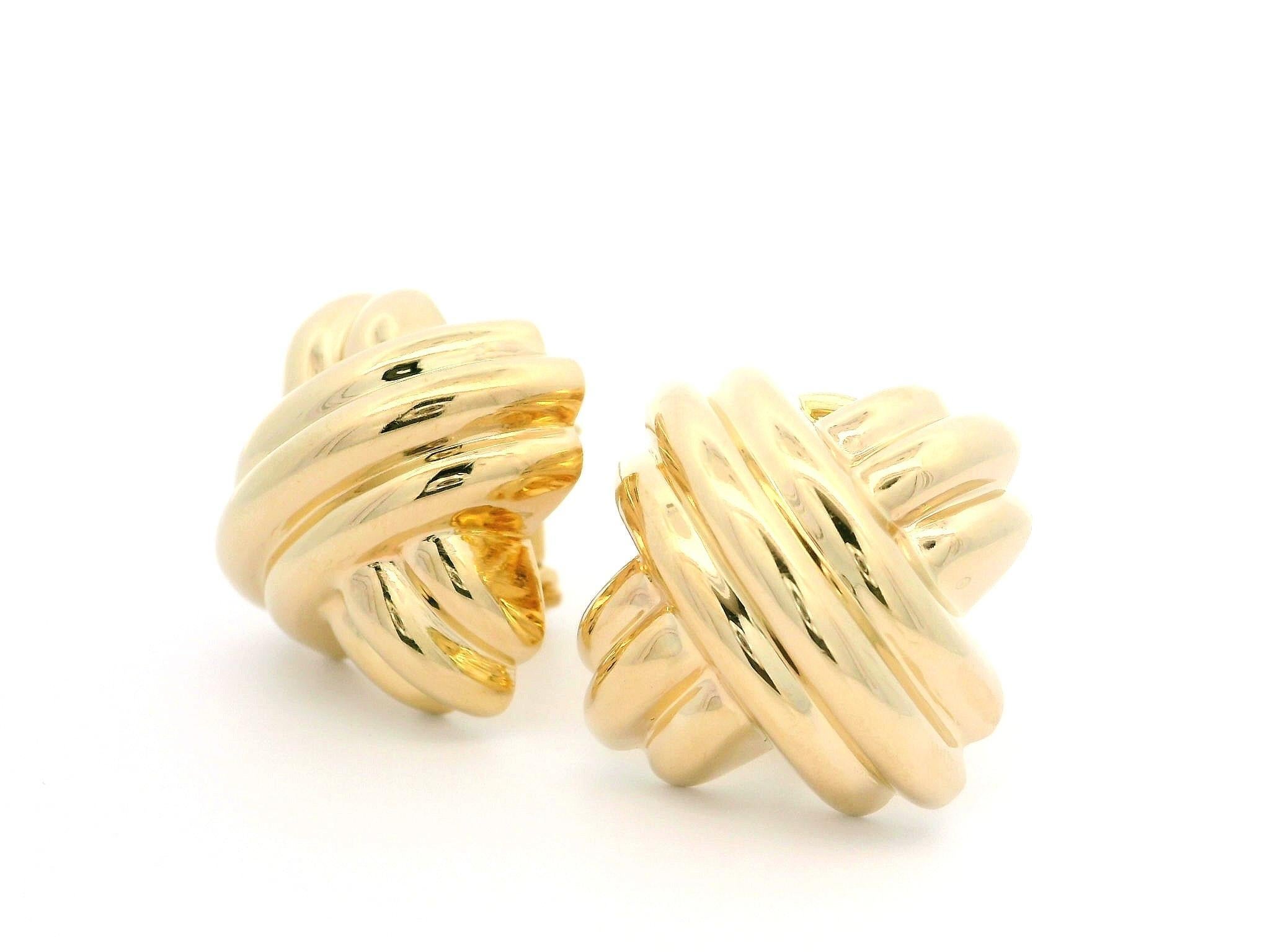 Boucles d'oreilles boutons en or jaune massif 14 carats, finition polie et bouffante en forme de X Excellent état - En vente à Montclair, NJ