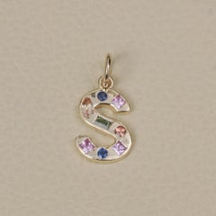 Pendentif en or jaune massif 14 carats, orné d'un arc-en-ciel de saphirs naturels multicolores et d'une lettre « S » initiale