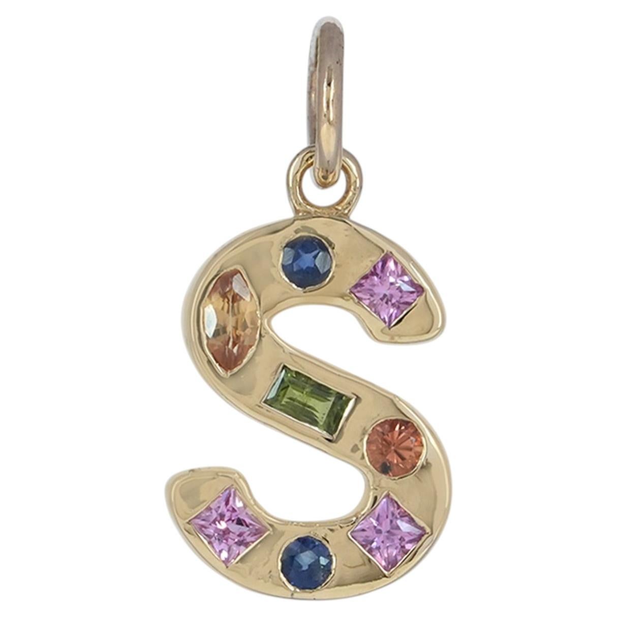 Pendentif personnalisé en or jaune 14 carats avec saphir arc-en-ciel et initiale « S »