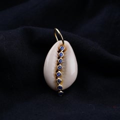 Colgante con dijes de concha de oro amarillo macizo de 14k con zafiro azul natural. Joyería de alta gama