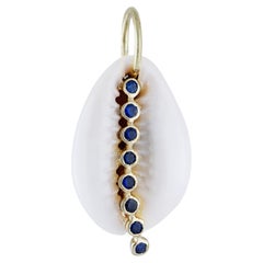 Colgante con dijes de concha de oro amarillo macizo de 14k con zafiro azul natural. Joyería de alta gama