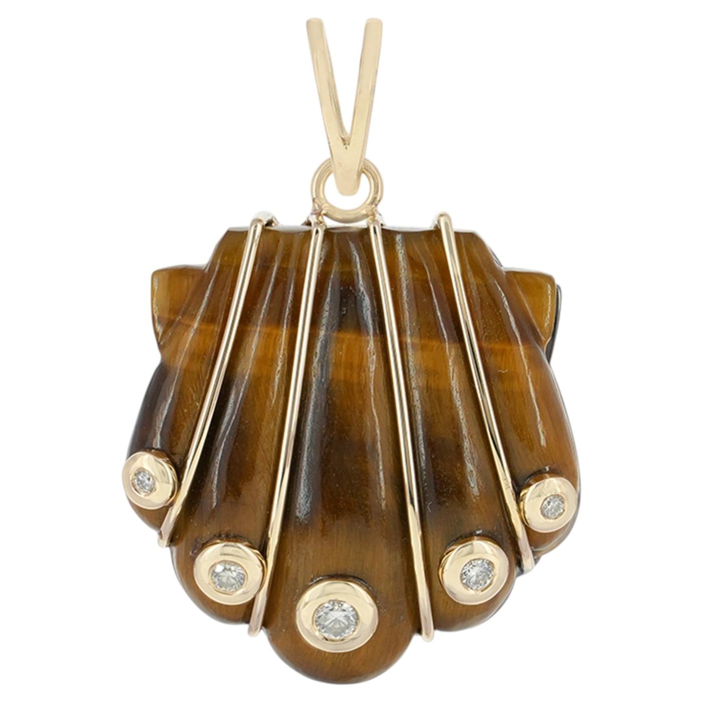 Colgante de concha de oro amarillo macizo de 14k con piedra natural de ojo de tigre y diamantes en venta