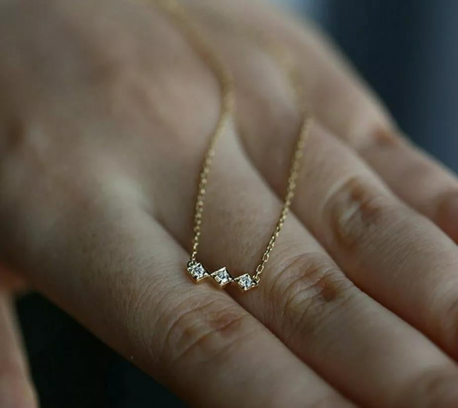 Solid 14k Yellow Gold Three Stone Diamond Necklace In New Condition For Sale In Chicago, IL