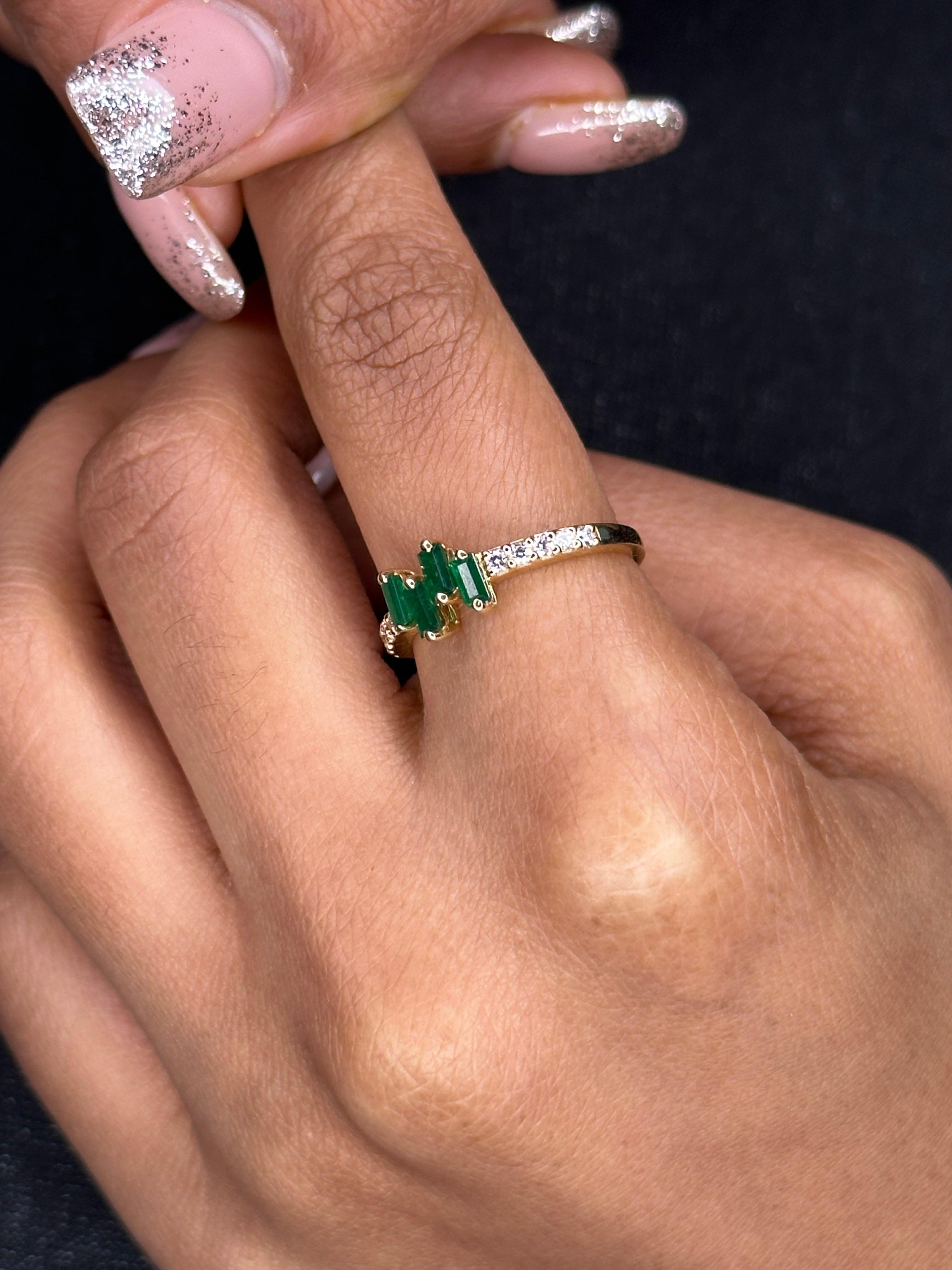 En vente :  Bague minimaliste en or jaune 14 carats avec émeraudes et diamants 2