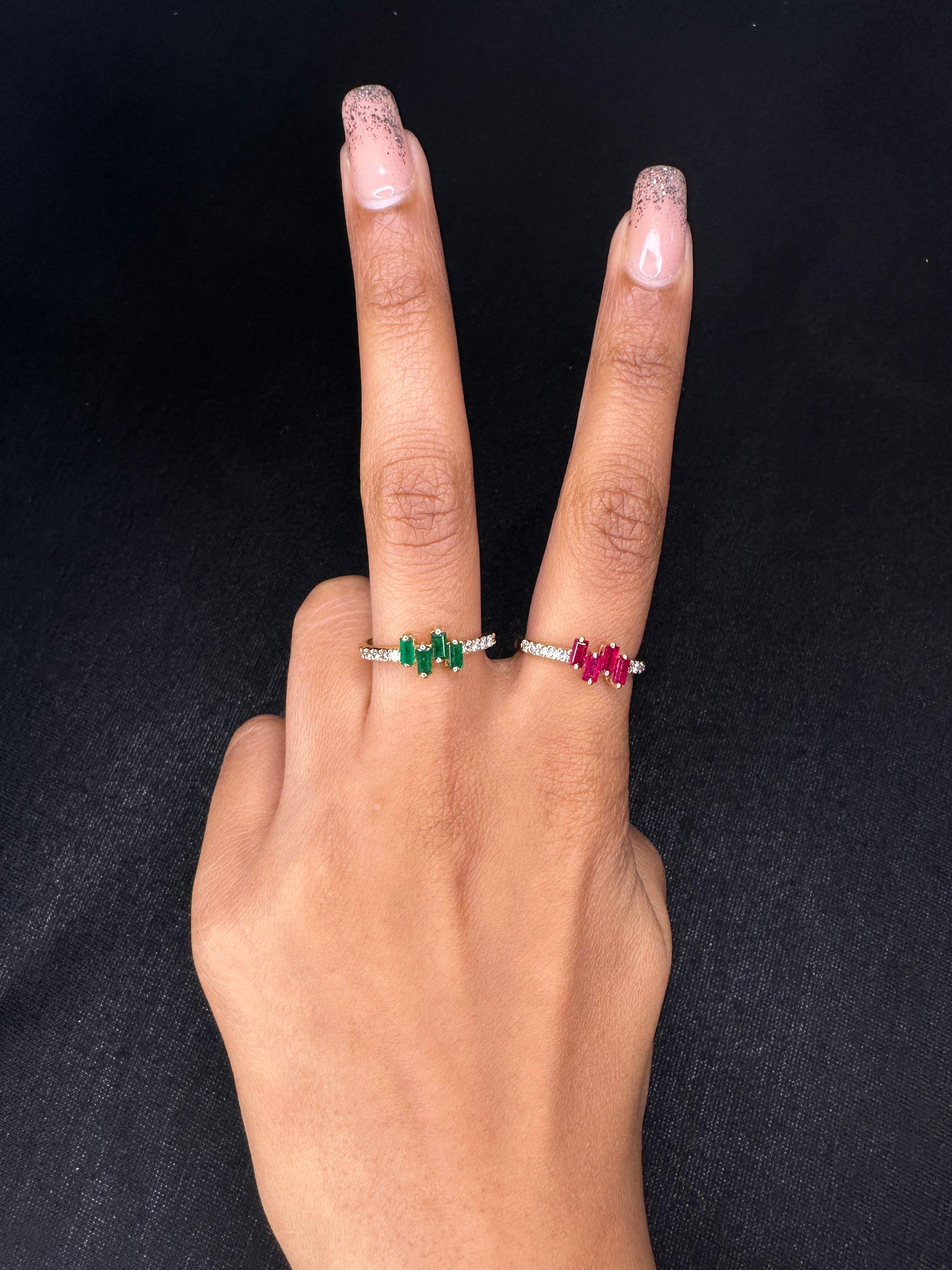 En vente :  Bague minimaliste en or jaune 14 carats avec émeraudes et diamants 6