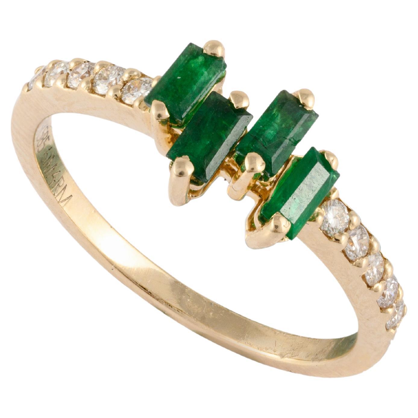 Minimalistischer Ring aus massivem 14 Karat Gelbgold mit Smaragd und Diamant