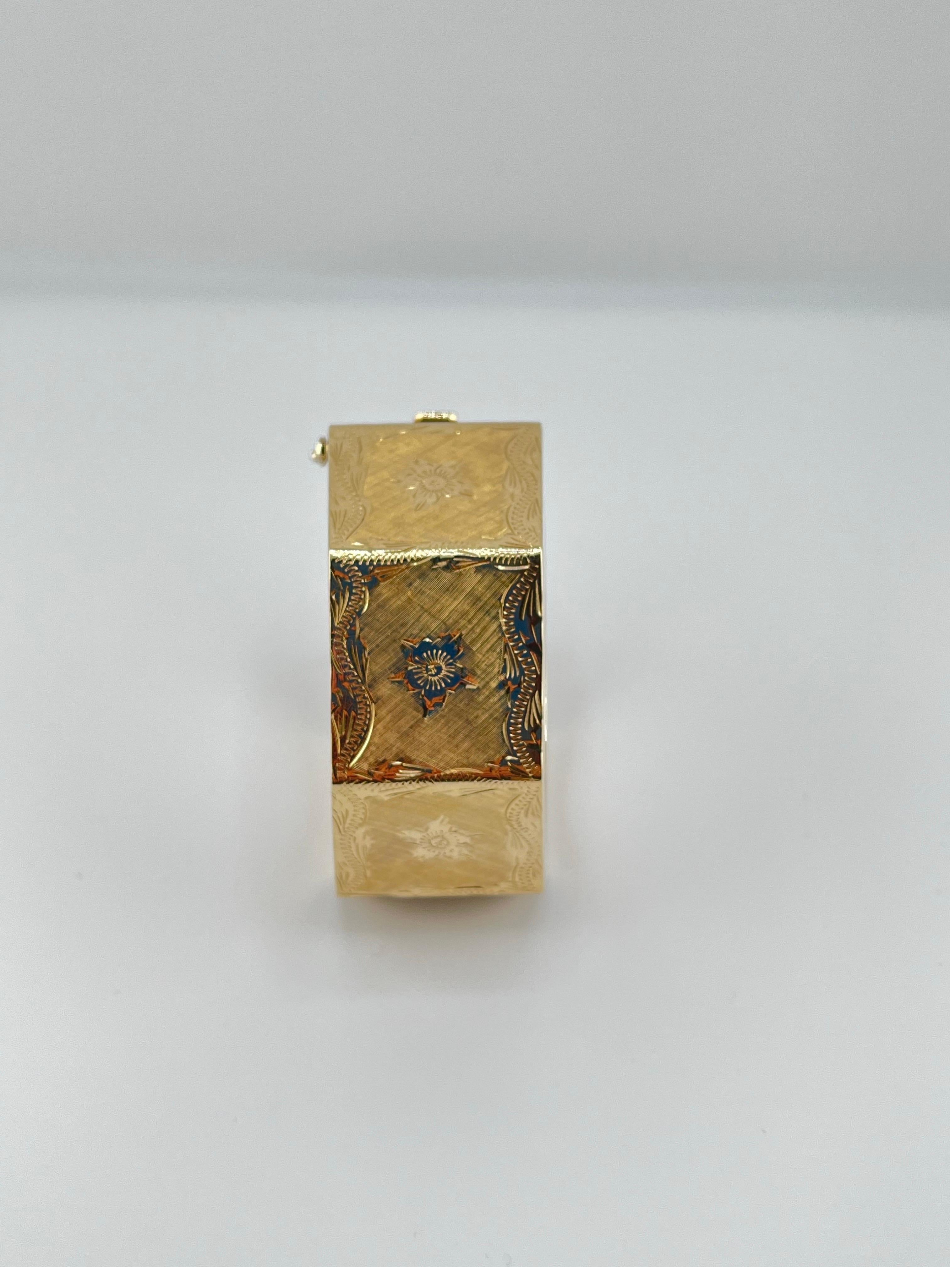 Se trata de una pulsera brazalete maciza de filigrana con paneles grabados, única en su género, intemporal y nunca vista, que data de los años 1960-1970. Esta pulsera brazalete da una declaración grande y audaz con suavidad. El brazalete tiene un