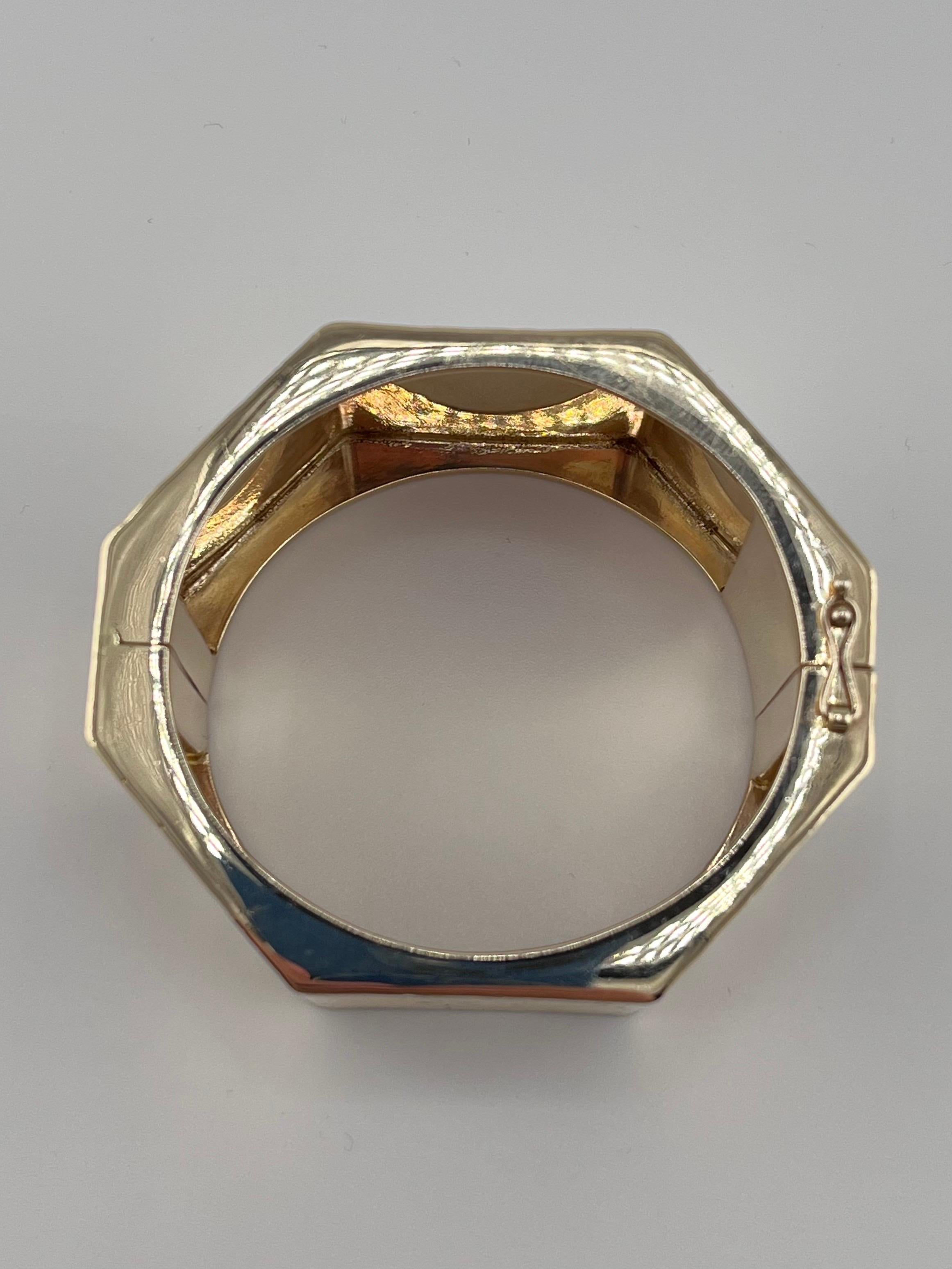 Pulsera de oro amarillo macizo de 14 kt grabada a mano con bisagra octogonal antigua en Bueno estado para la venta en Boca Raton, FL