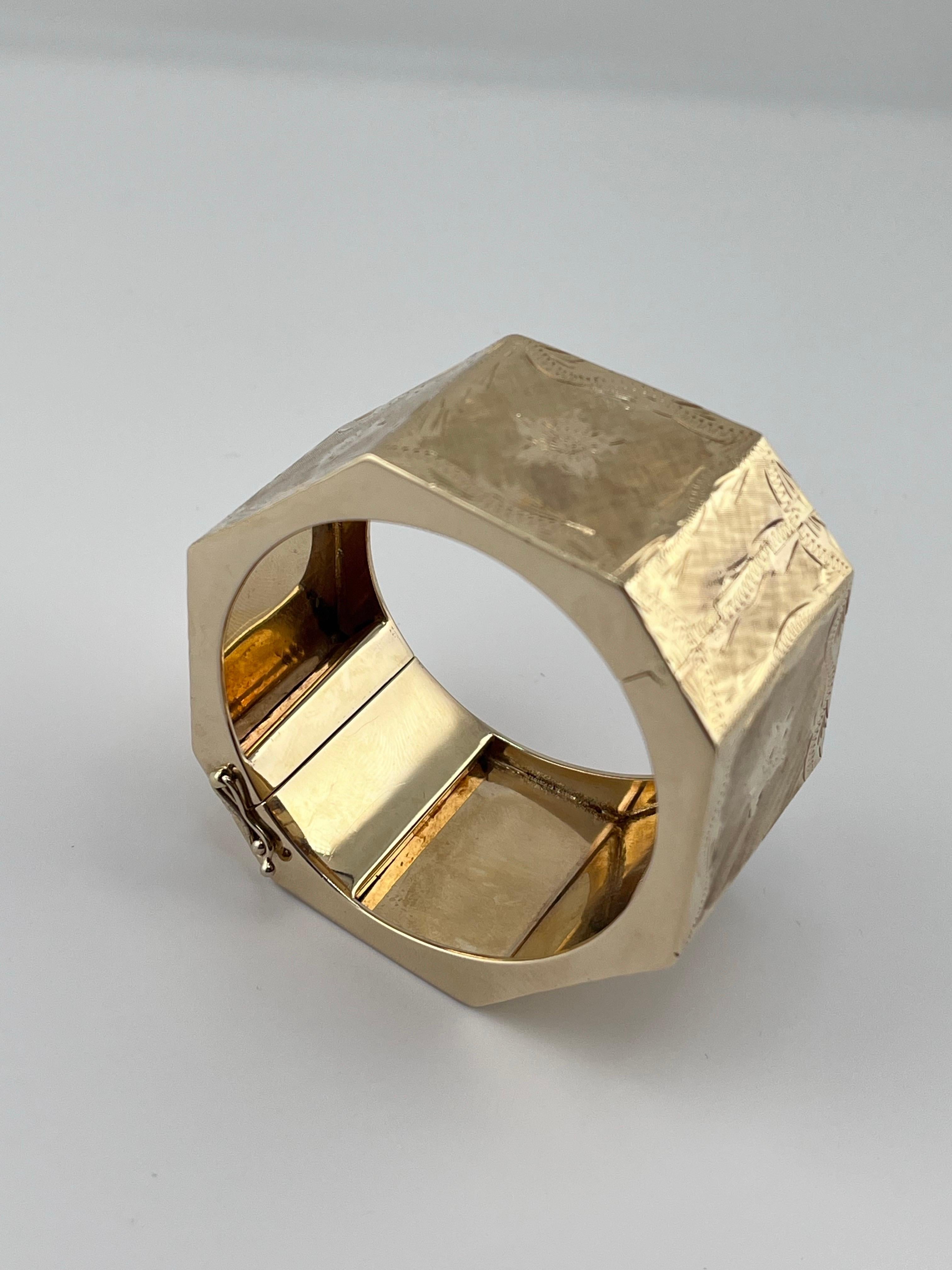 Pulsera de oro amarillo macizo de 14 kt grabada a mano con bisagra octogonal antigua en venta 1