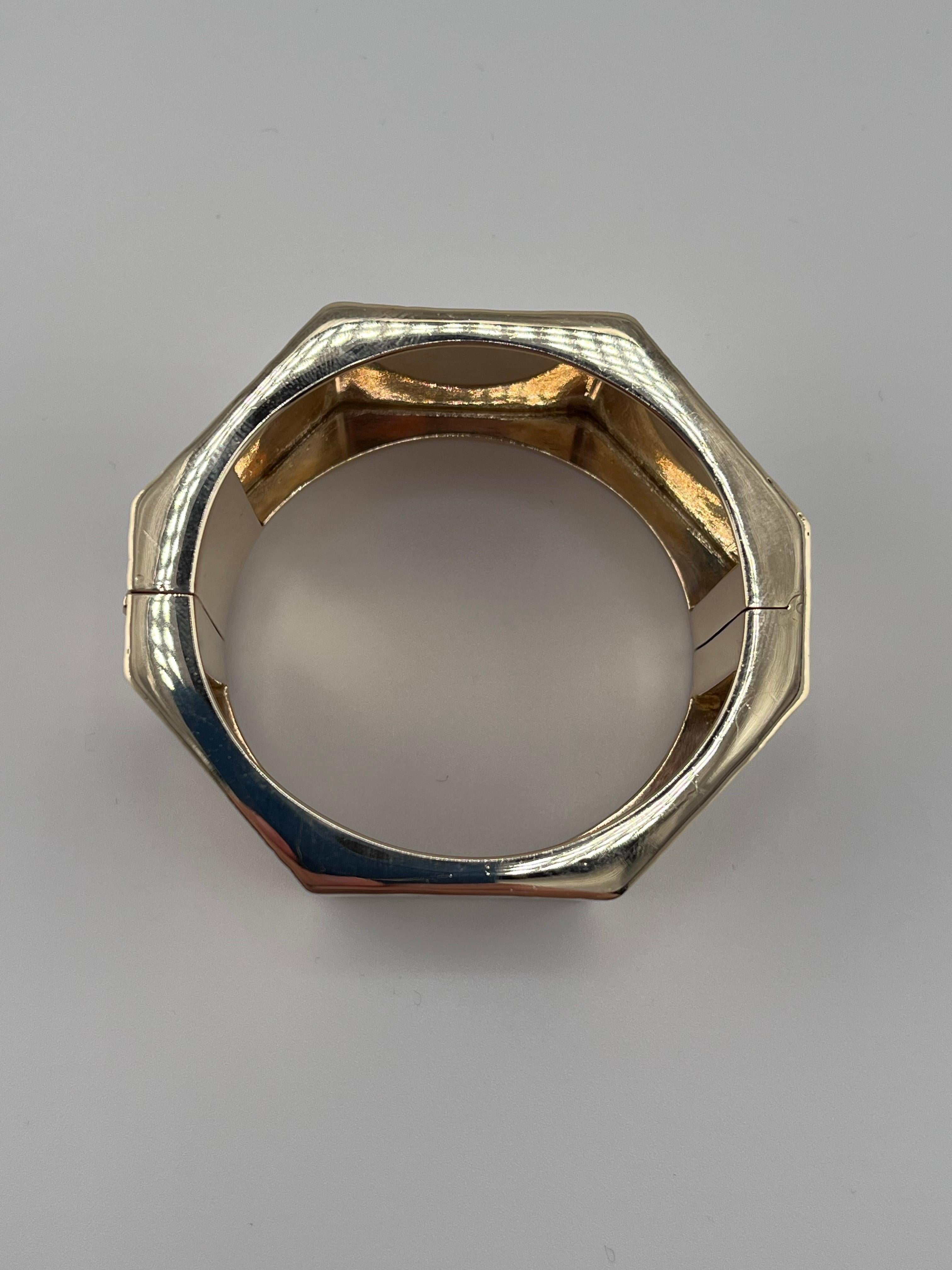 Pulsera de oro amarillo macizo de 14 kt grabada a mano con bisagra octogonal antigua en venta 2
