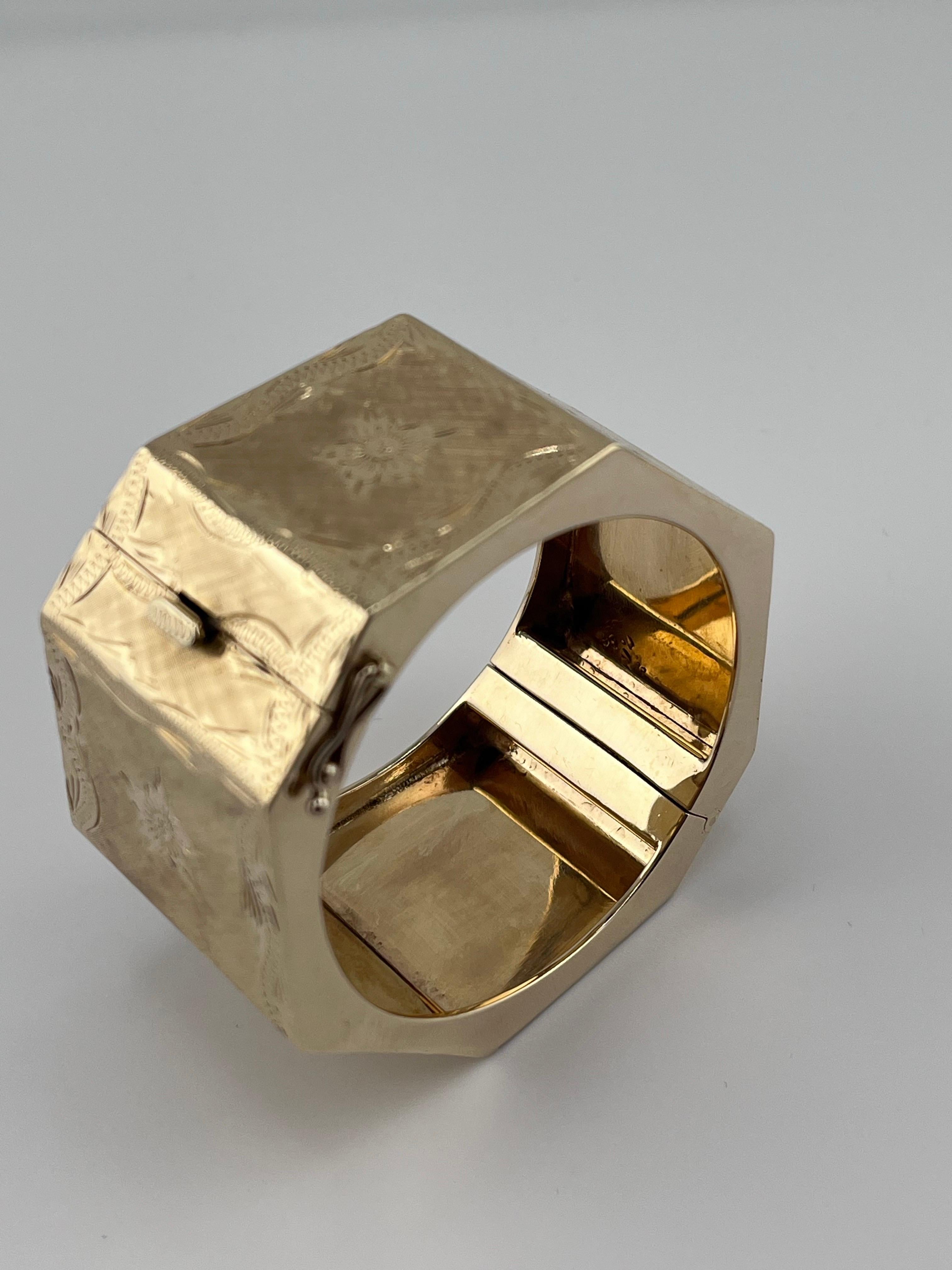 Pulsera de oro amarillo macizo de 14 kt grabada a mano con bisagra octogonal antigua en venta 3