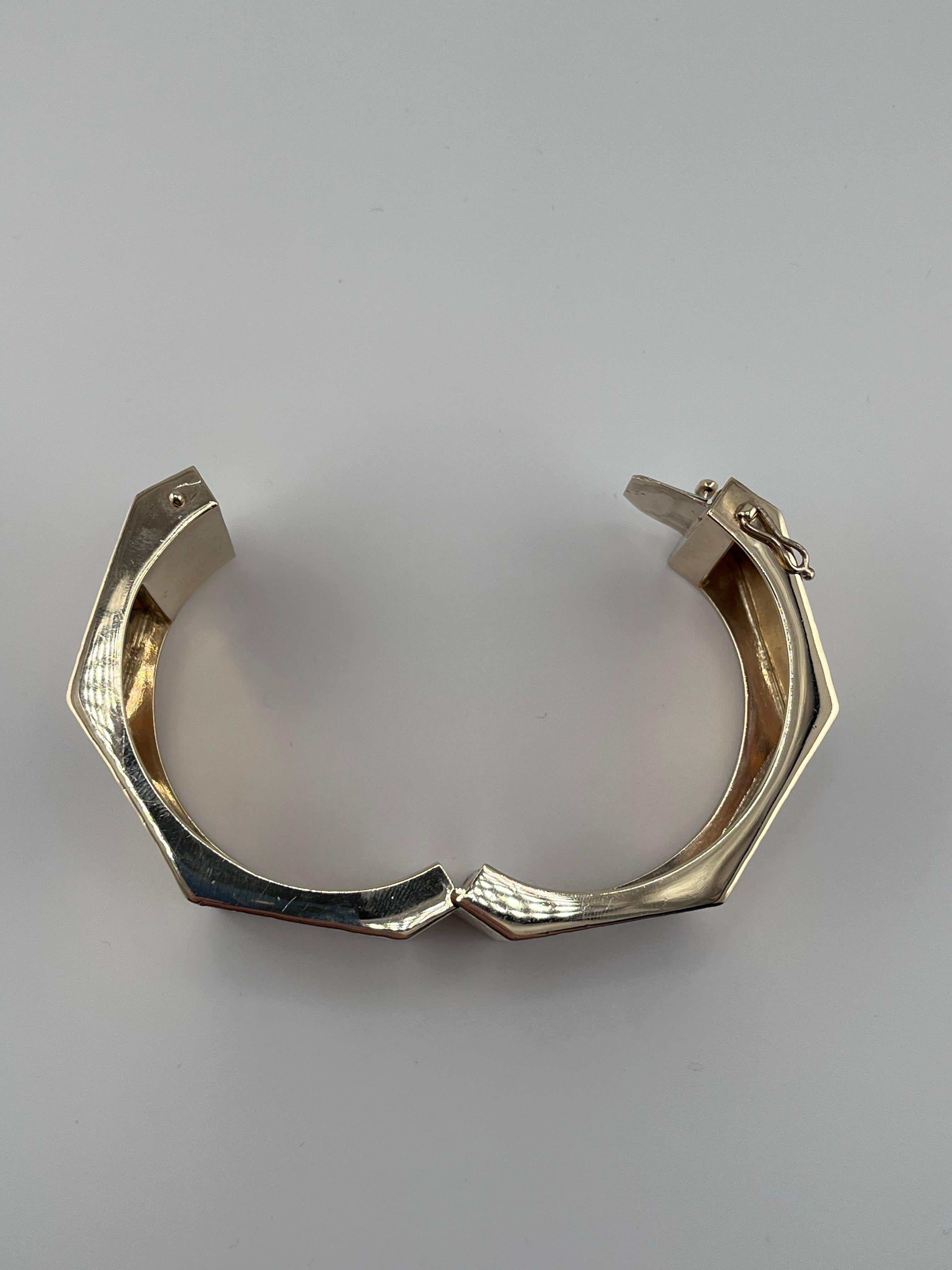 Pulsera de oro amarillo macizo de 14 kt grabada a mano con bisagra octogonal antigua en venta 4