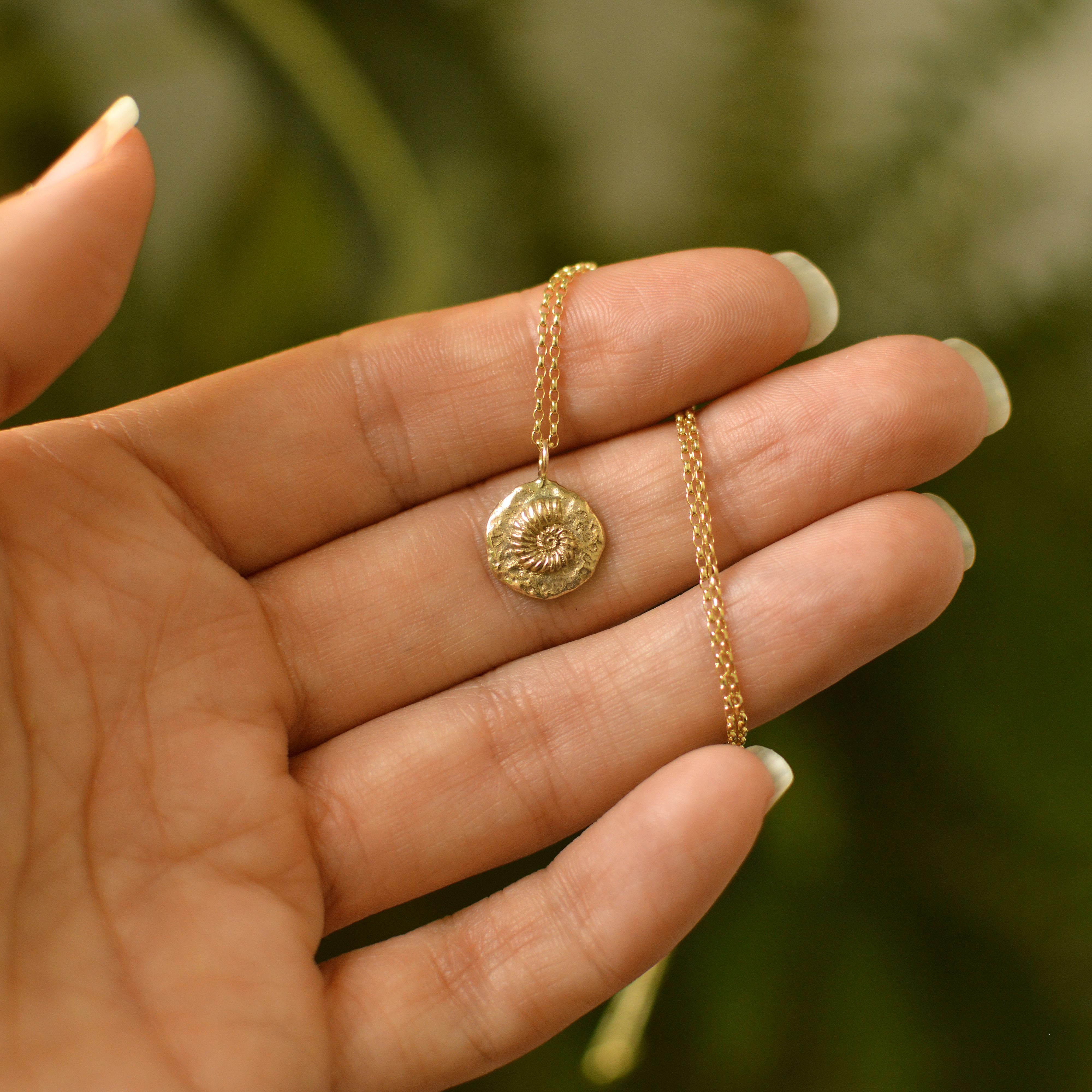 Este delicado pedante fósil de amonita está fundido en oro macizo de 18 quilates y acabado a mano, y se ha creado a partir del diseño original esculpido a mano de Lucy. 

Este colgante de amonita está fabricado en Londres, Reino Unido, con oro