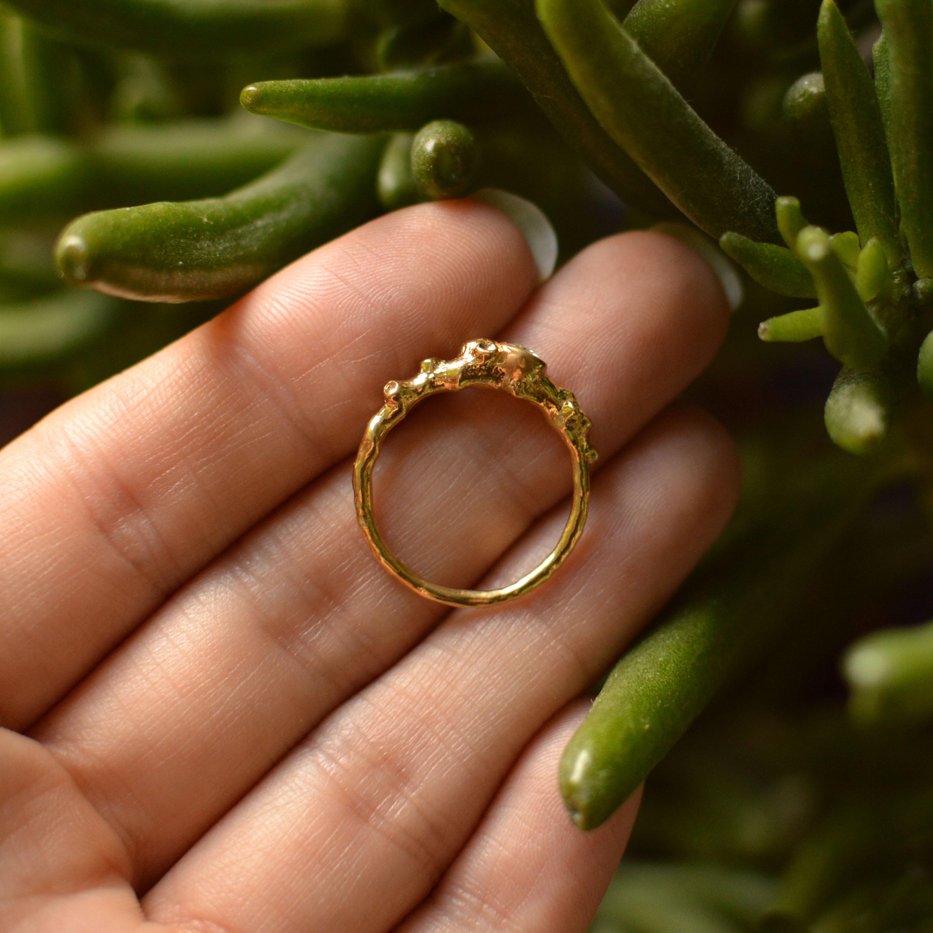 Dieser Ring aus massivem Gold mit seiner knorrigen Seepockenstruktur enthält einen einzelnen 3 mm großen Diamanten im Brillantschliff. Dieses Stück wurde nach Lucys originalem, handgeformten Entwurf hergestellt.

Andere Edelsteine/Halbedelsteine