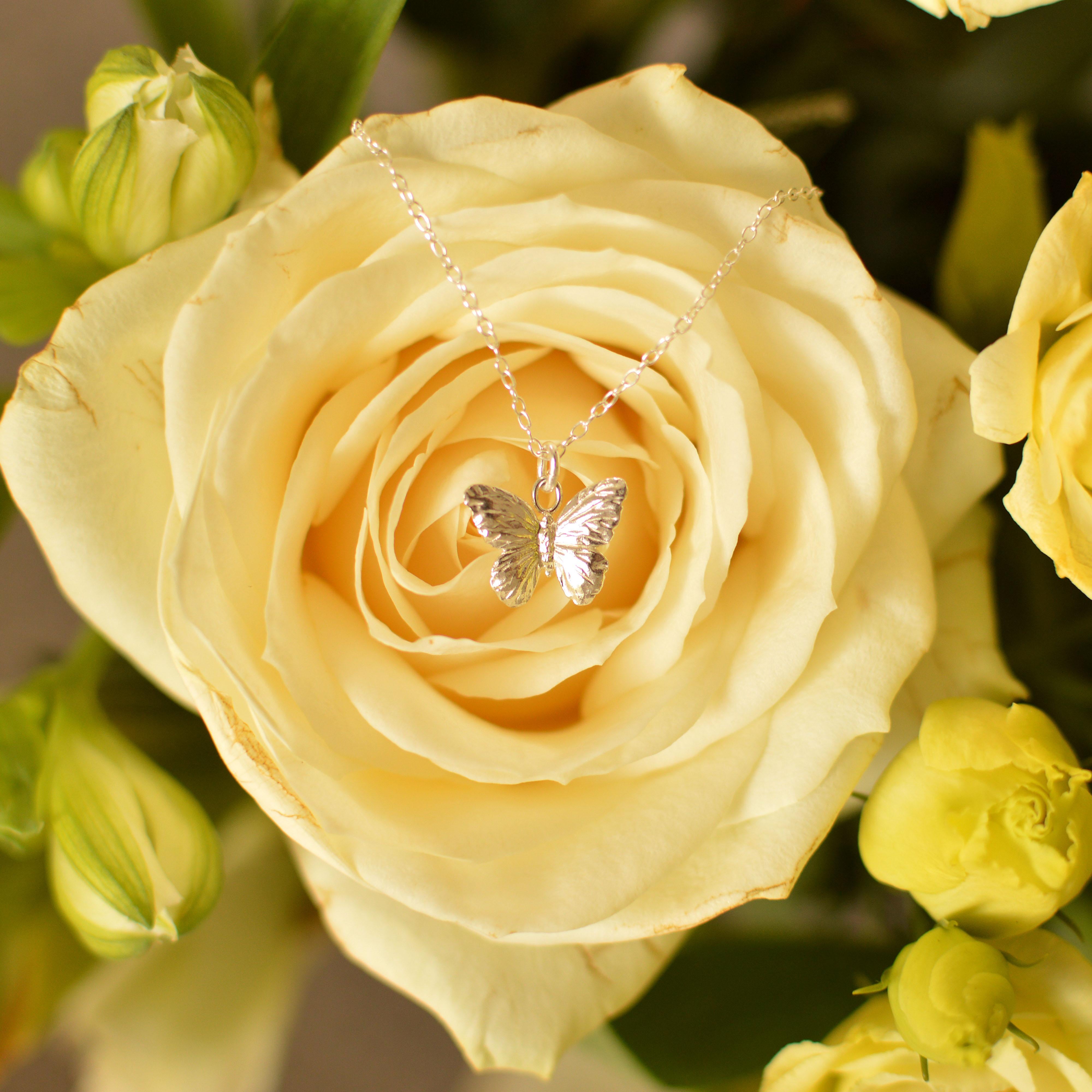 Pendentif papillon en or massif 18 carats de Lucy Stopes-Roe Pour femmes en vente