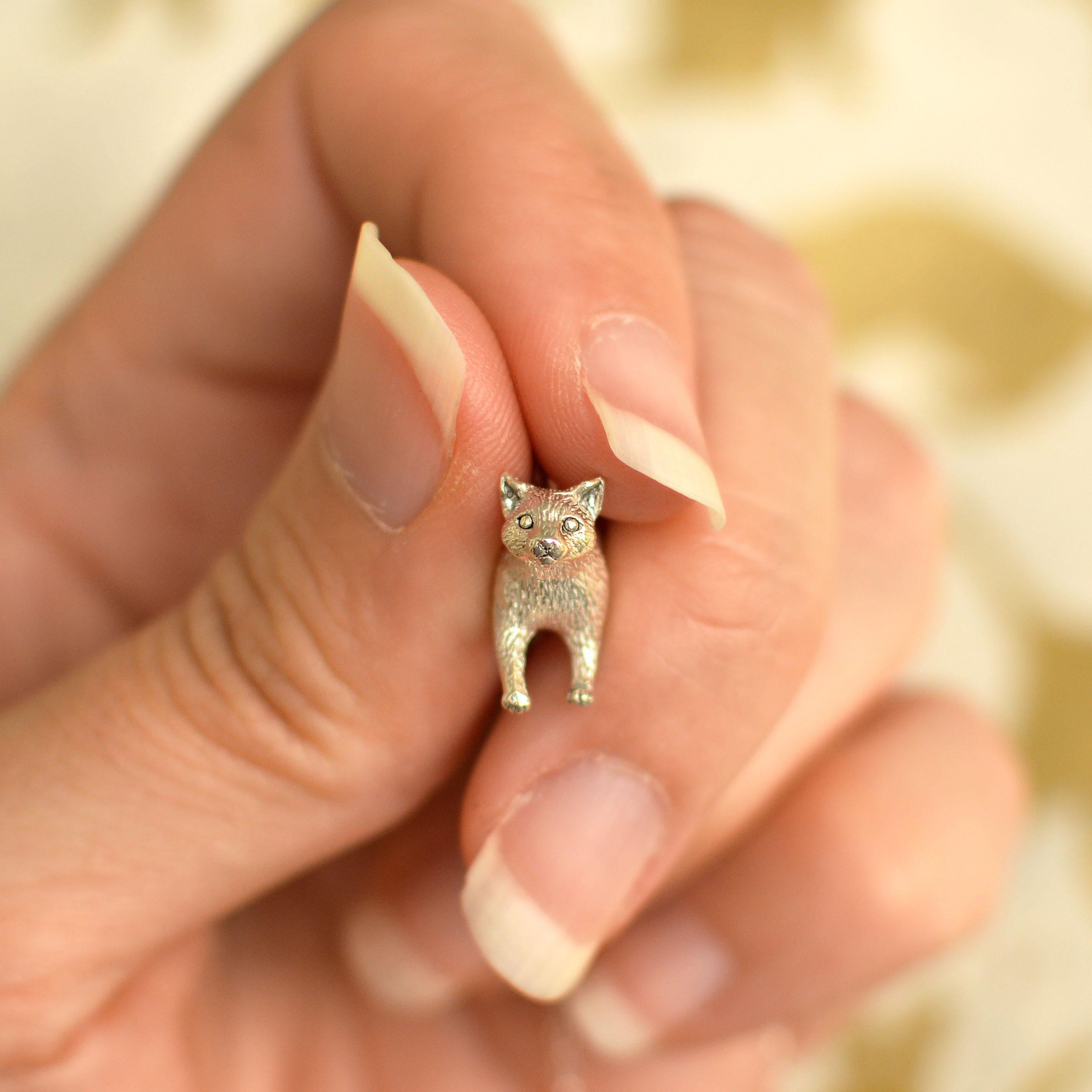 Ce joyeux petit pendentif en forme de chat flâneur est coulé en or massif 18 carats et fini à la main. Il a été créé à partir du dessin original de Lucy, sculpté à la main. 

Ce pendentif est fabriqué à Londres, au Royaume-Uni, à partir d'or recyclé