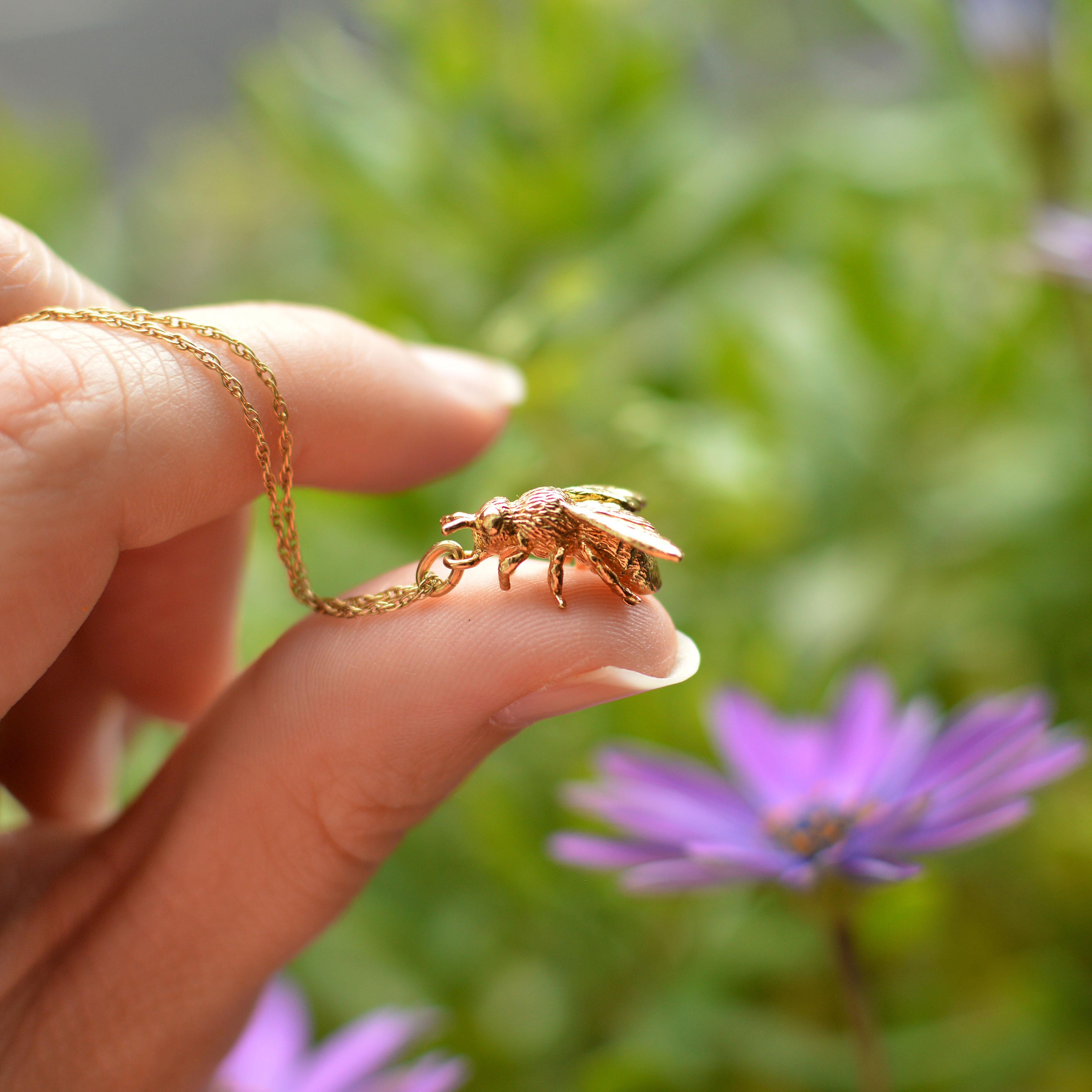 Pendentif abeille en or massif 18 carats par Lucy Stopes-Roe Pour femmes en vente