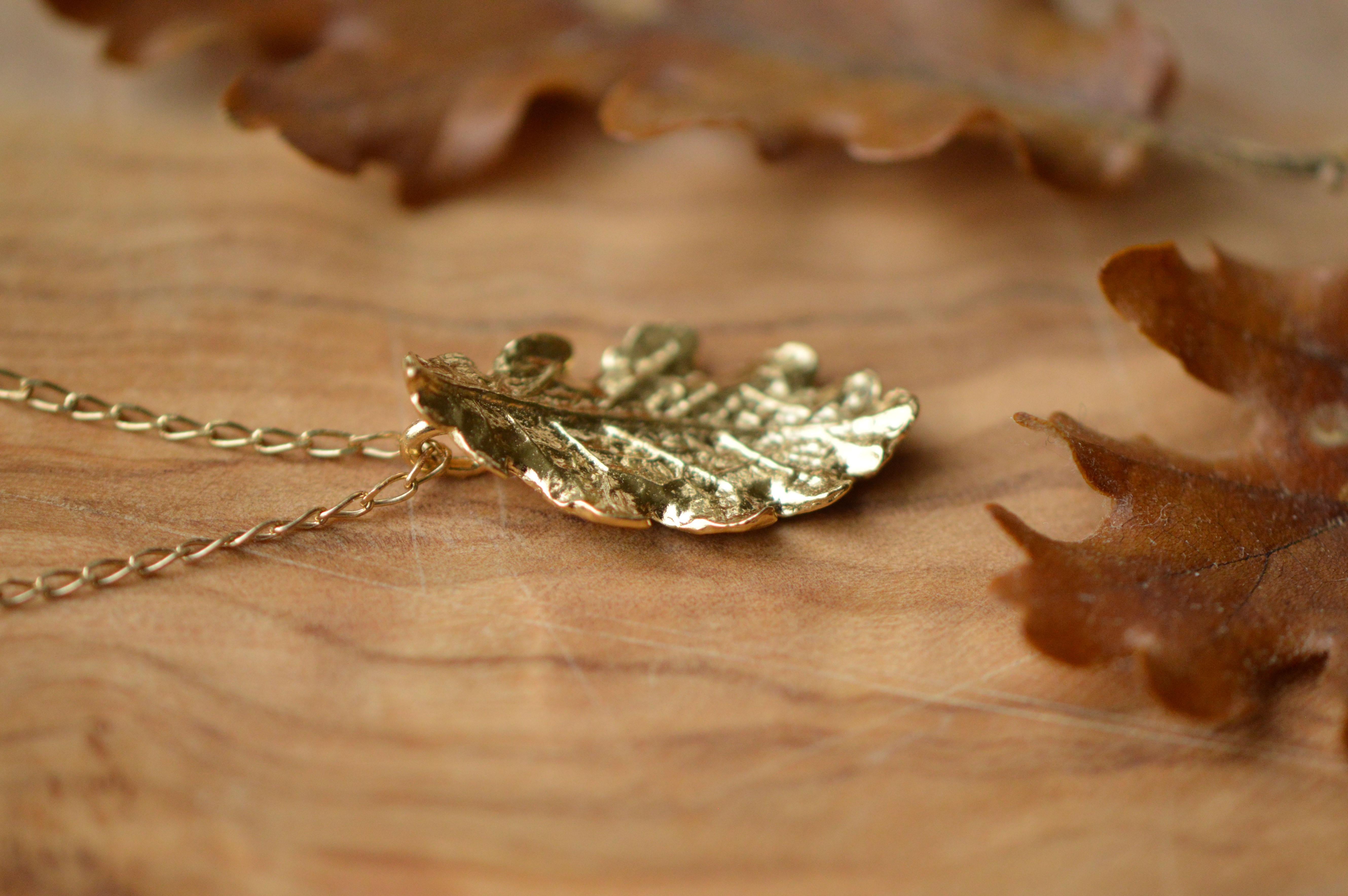 Solid 18 Carat Gold Oak Leaf Pendant In New Condition For Sale In London, GB
