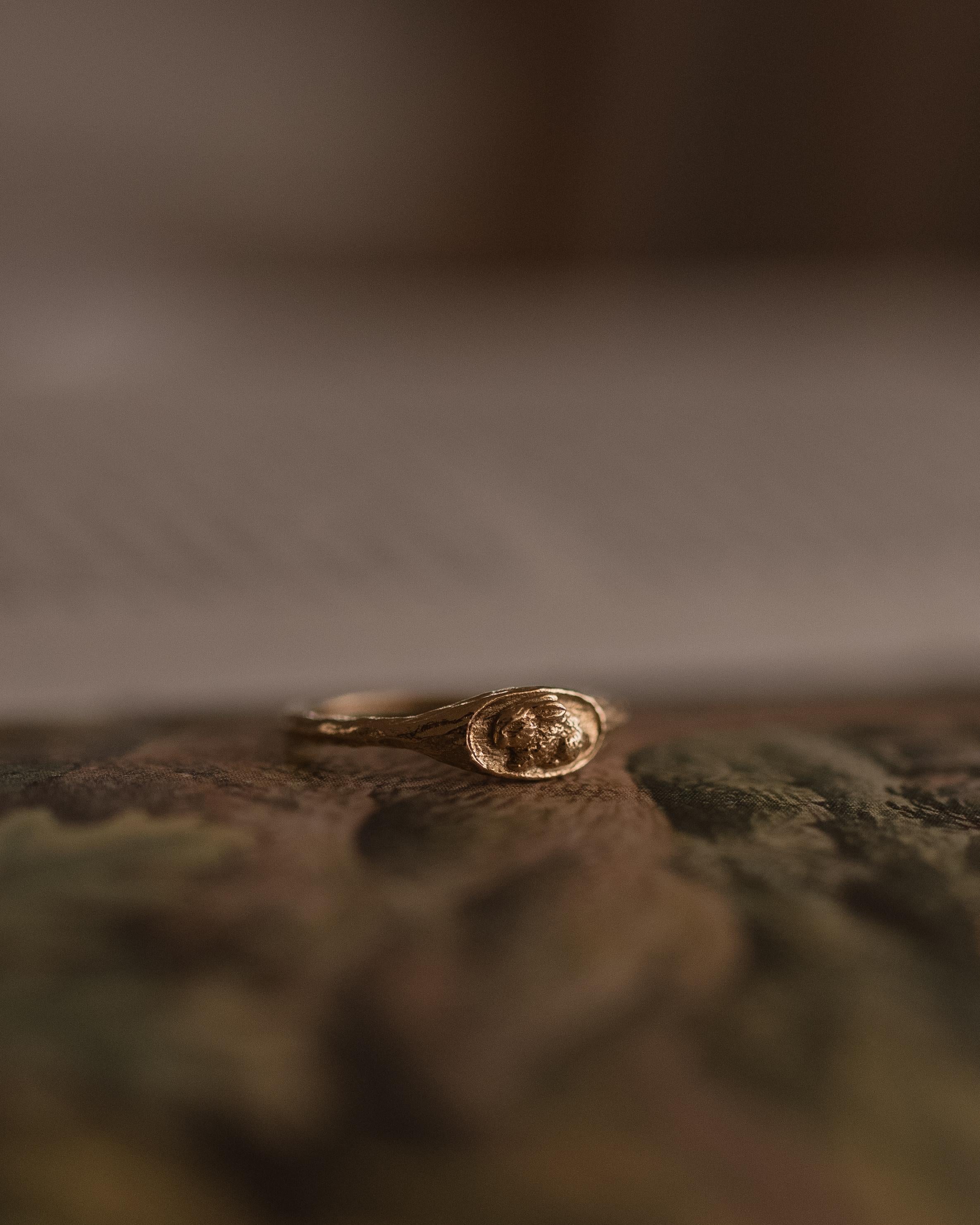 Siegelring aus massivem 18 Karat Gold mit Kaninchenmotiv von Lucy Stopes-Roe im Angebot 2