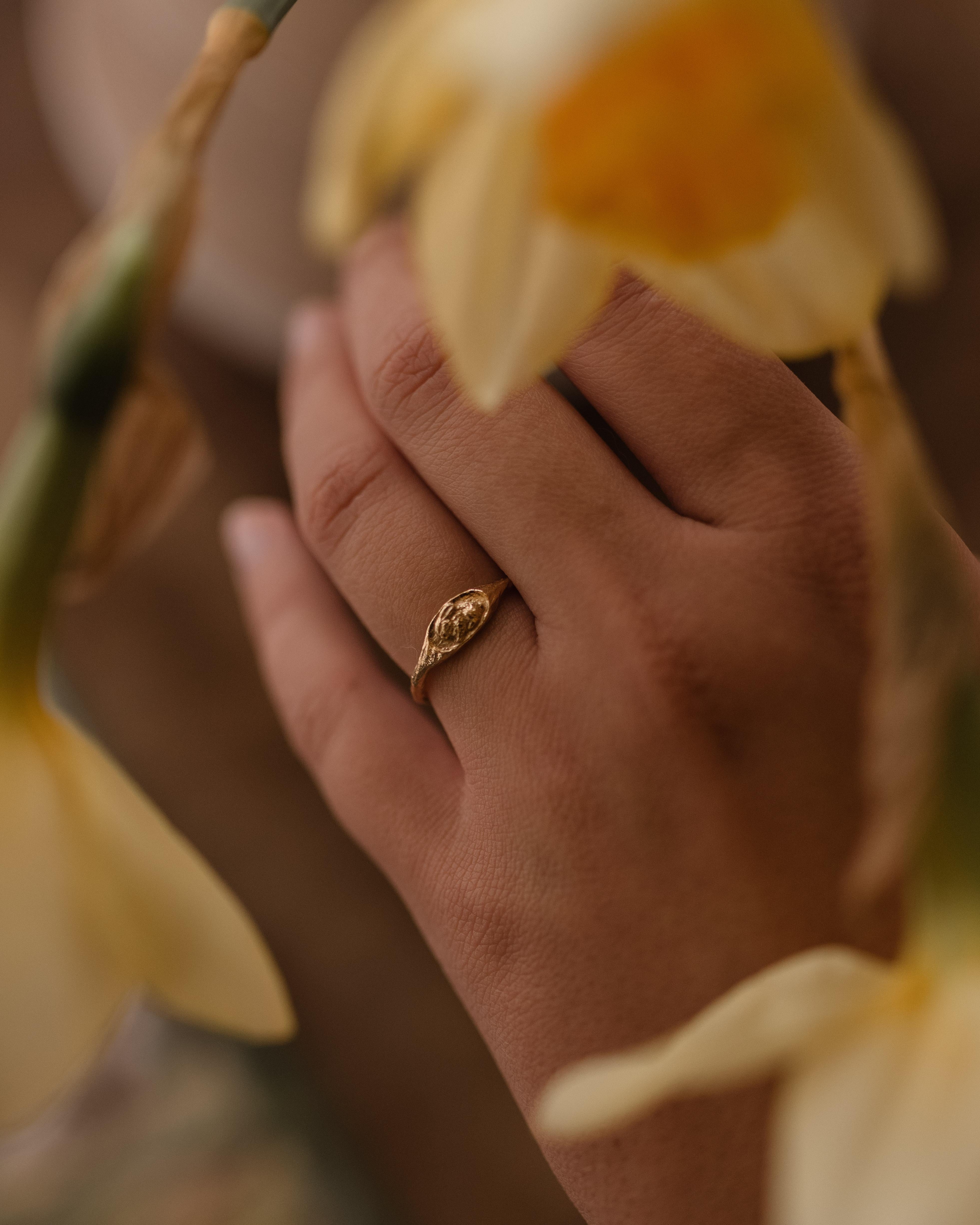 Siegelring aus massivem 18 Karat Gold mit Kaninchenmotiv von Lucy Stopes-Roe im Angebot 4