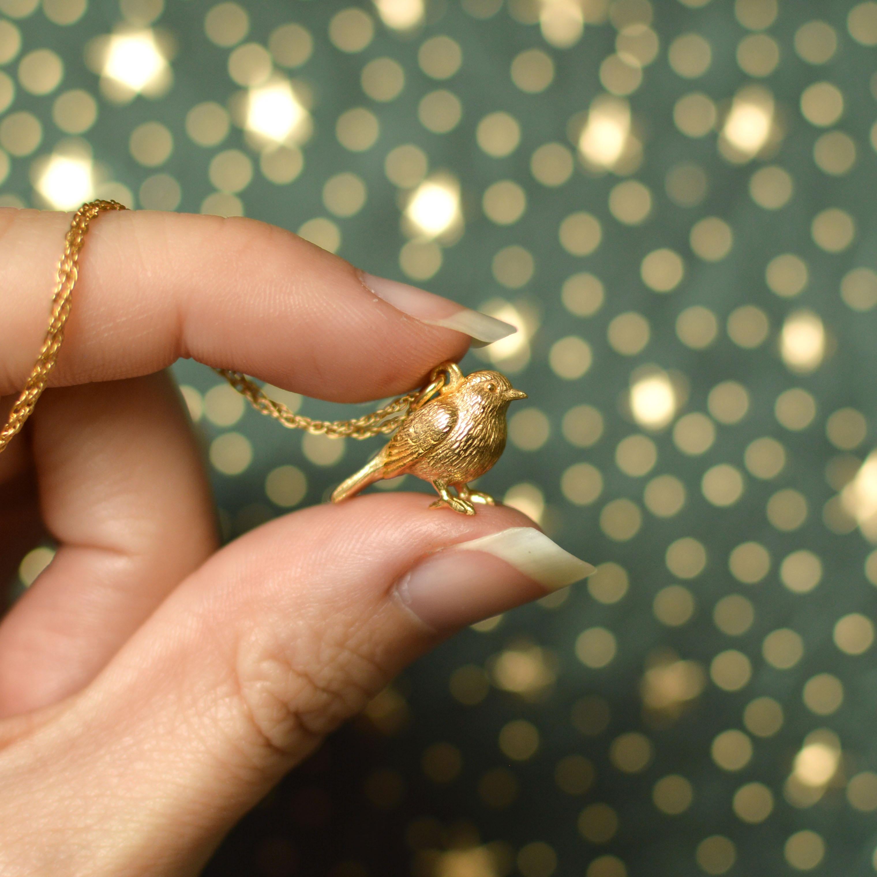 Robin-Anhänger aus massivem 18 Karat Gold von Lucy Stopes-Roe im Zustand „Neu“ im Angebot in London, GB