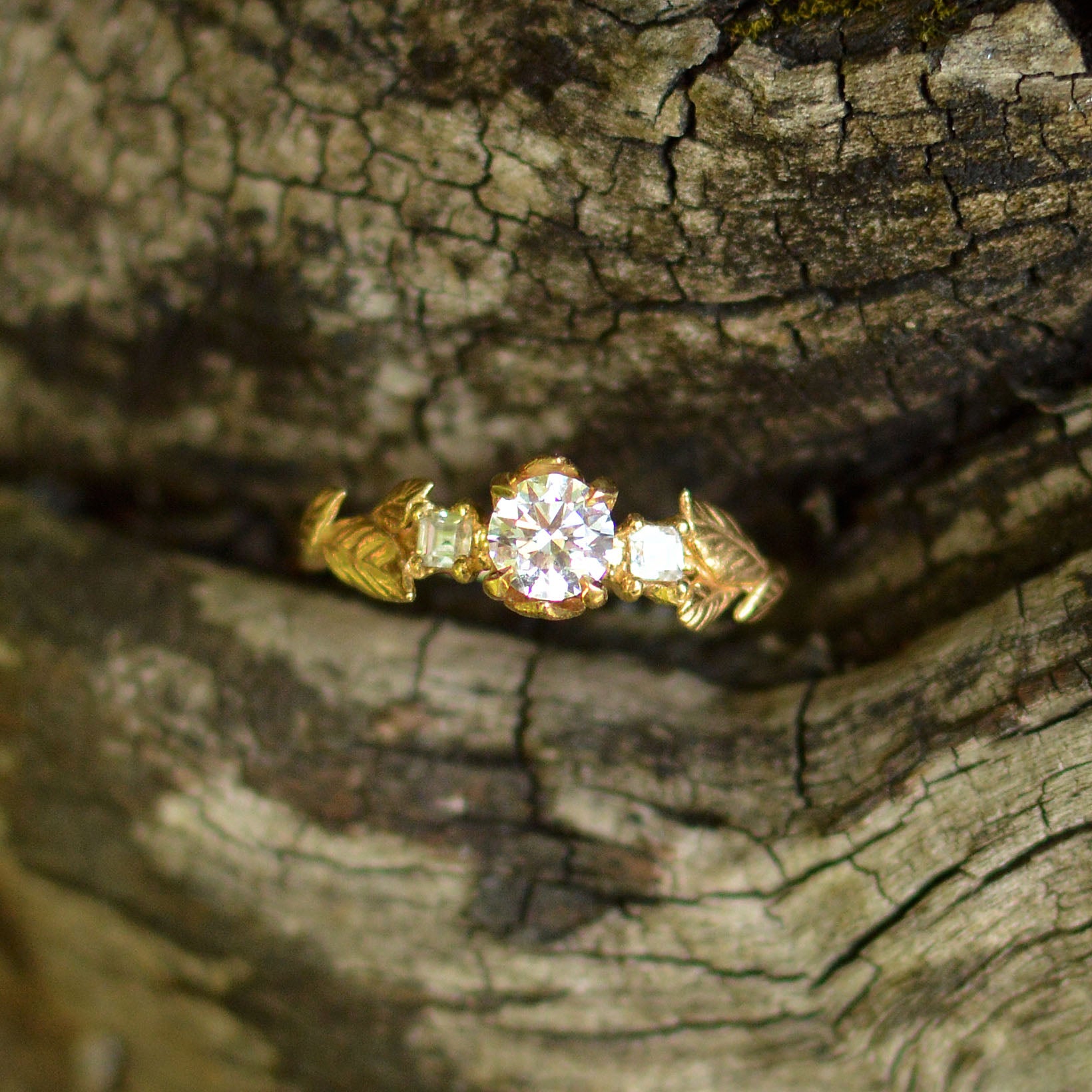 Taille brillant Lucy Stopes-Roe Bague Woodland en or massif et diamants de 18 carats en vente