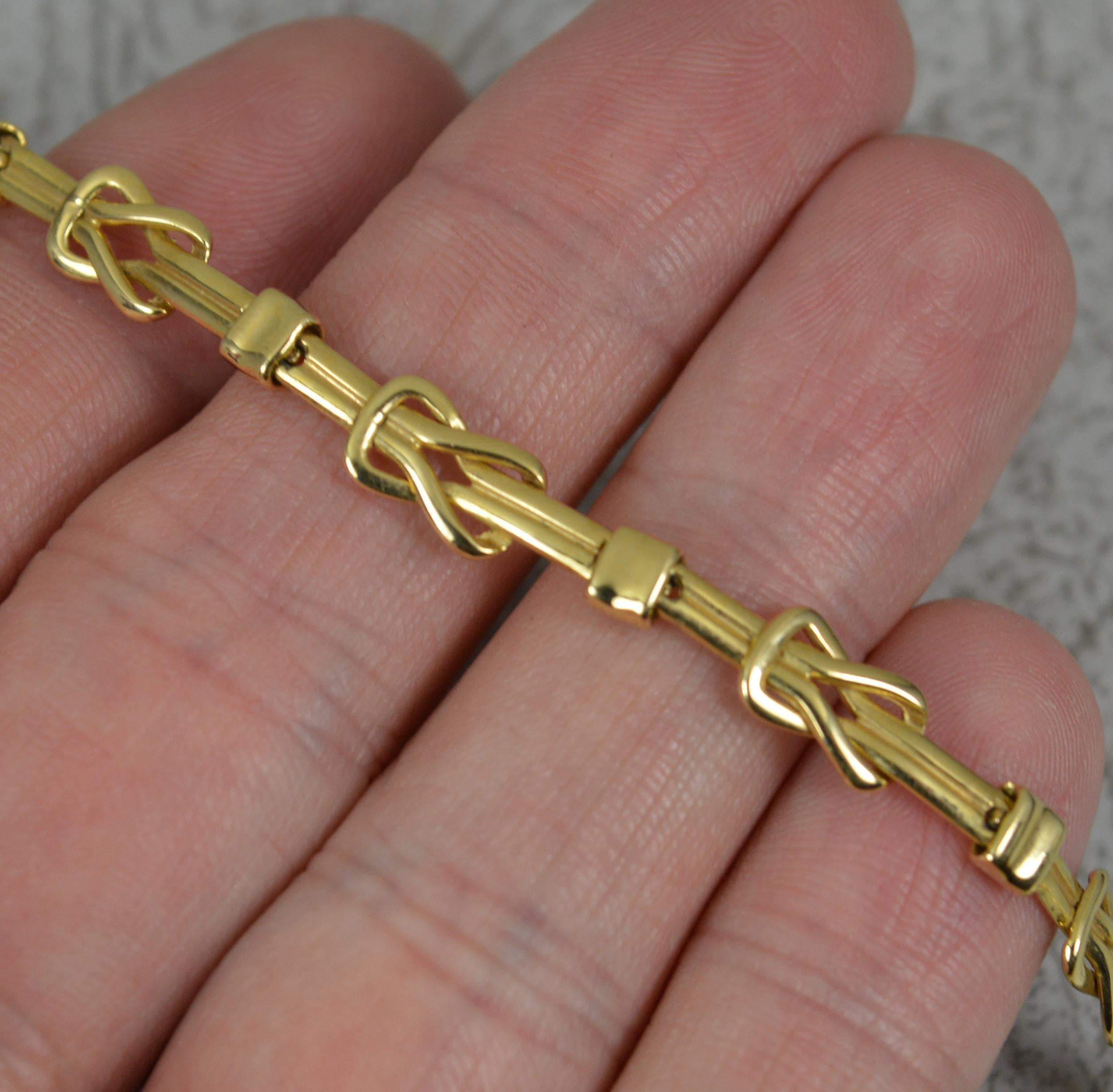 An 18 carat yellow gold necklace chain.
Well made and solid links.
A kiss link design.

CONDITION ; Very good. Crisp design. Working clasp. Issue free. Light wear to clasp. Please view photographs.

WEIGHT ; 22.4 grams
SIZE ; 5.7mm wide links,