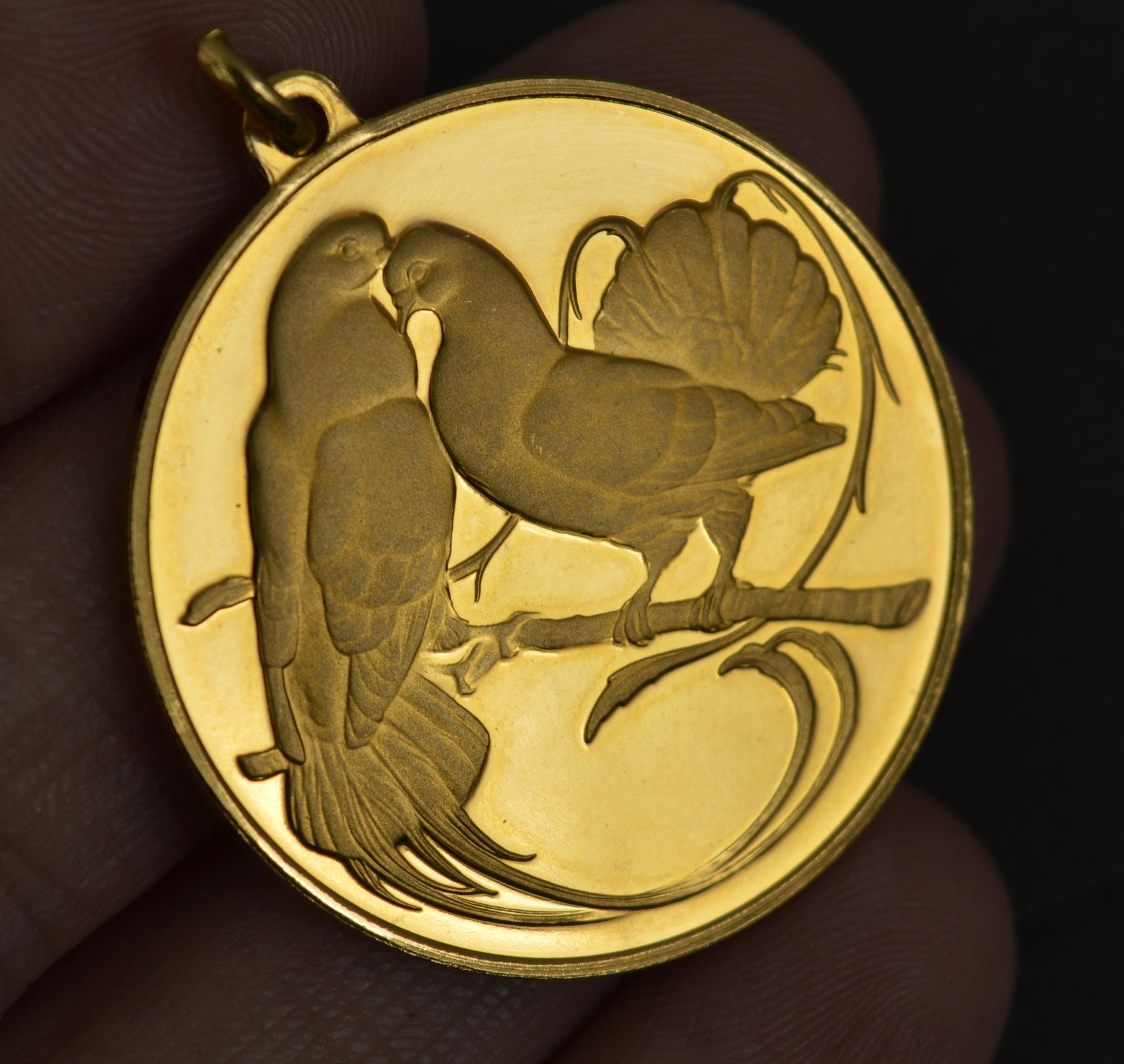 Médaille pour pendentif tourterelle en or jaune massif 18 carats Excellent état à St Helens, GB