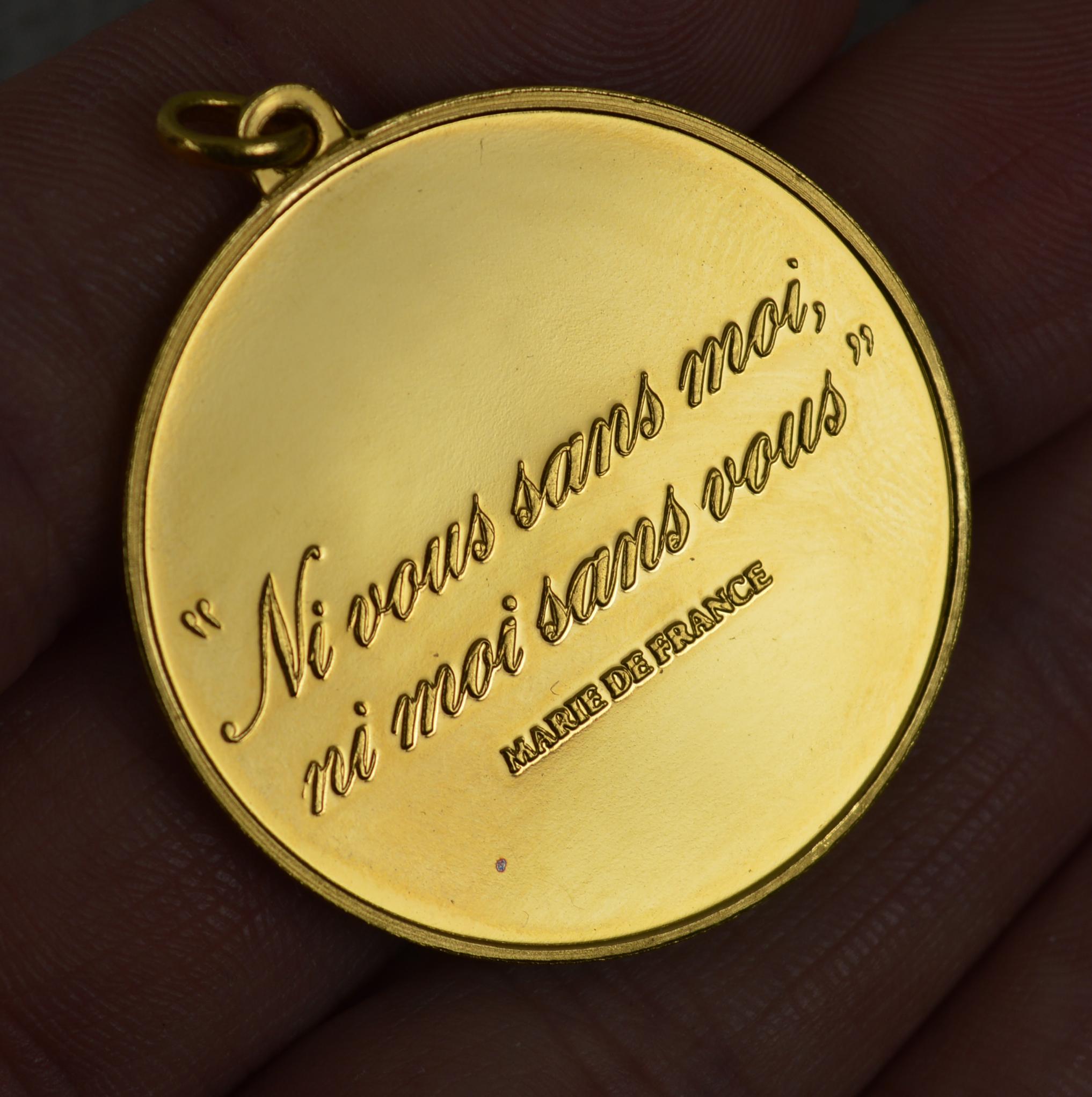 Médaille pour pendentif tourterelle en or jaune massif 18 carats 2