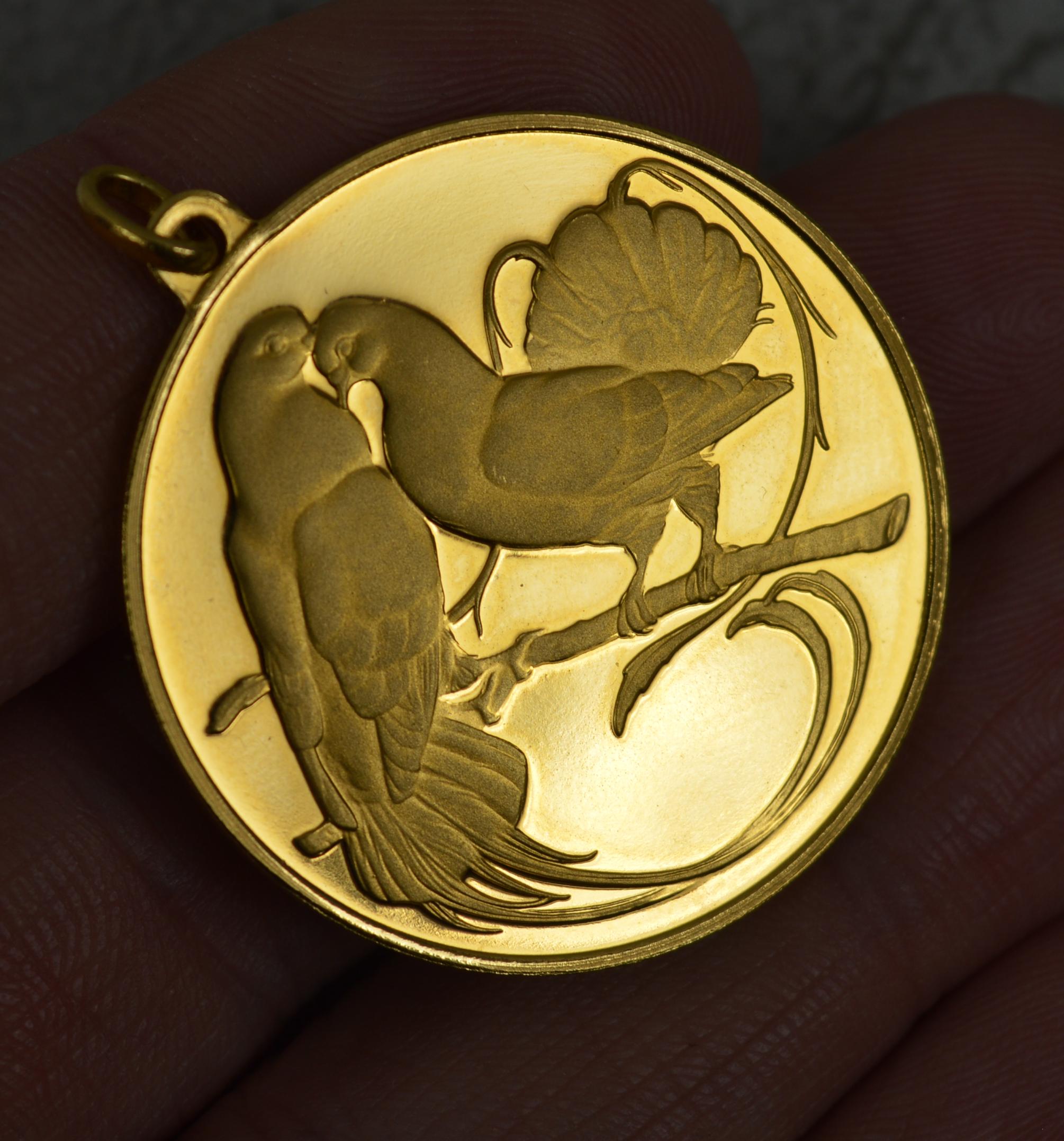Médaille pour pendentif tourterelle en or jaune massif 18 carats 3