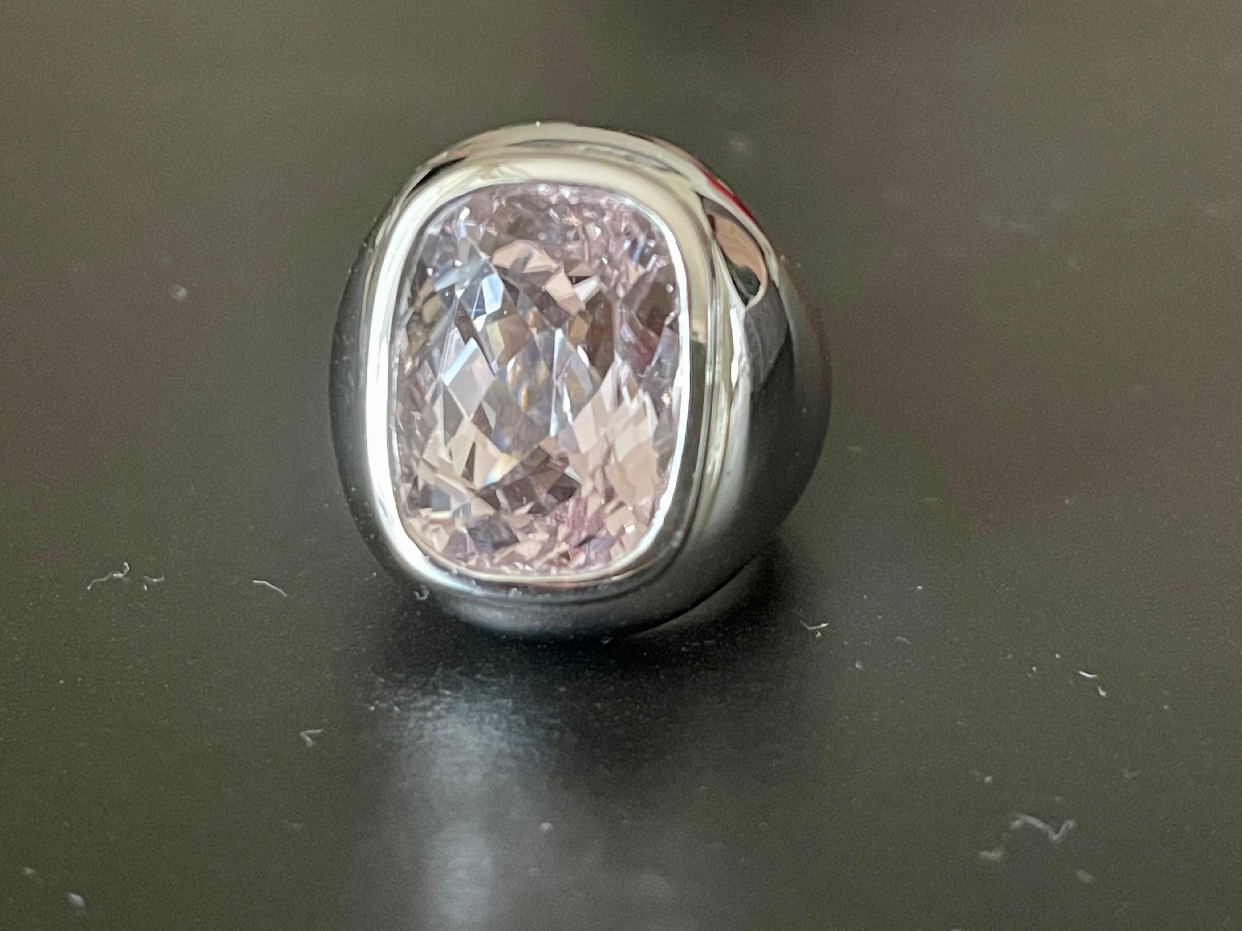 Solid 18 K White Gold Ring with Kunzite 18.02 Ct In Excellent Condition For Sale In Zurich, Zollstrasse