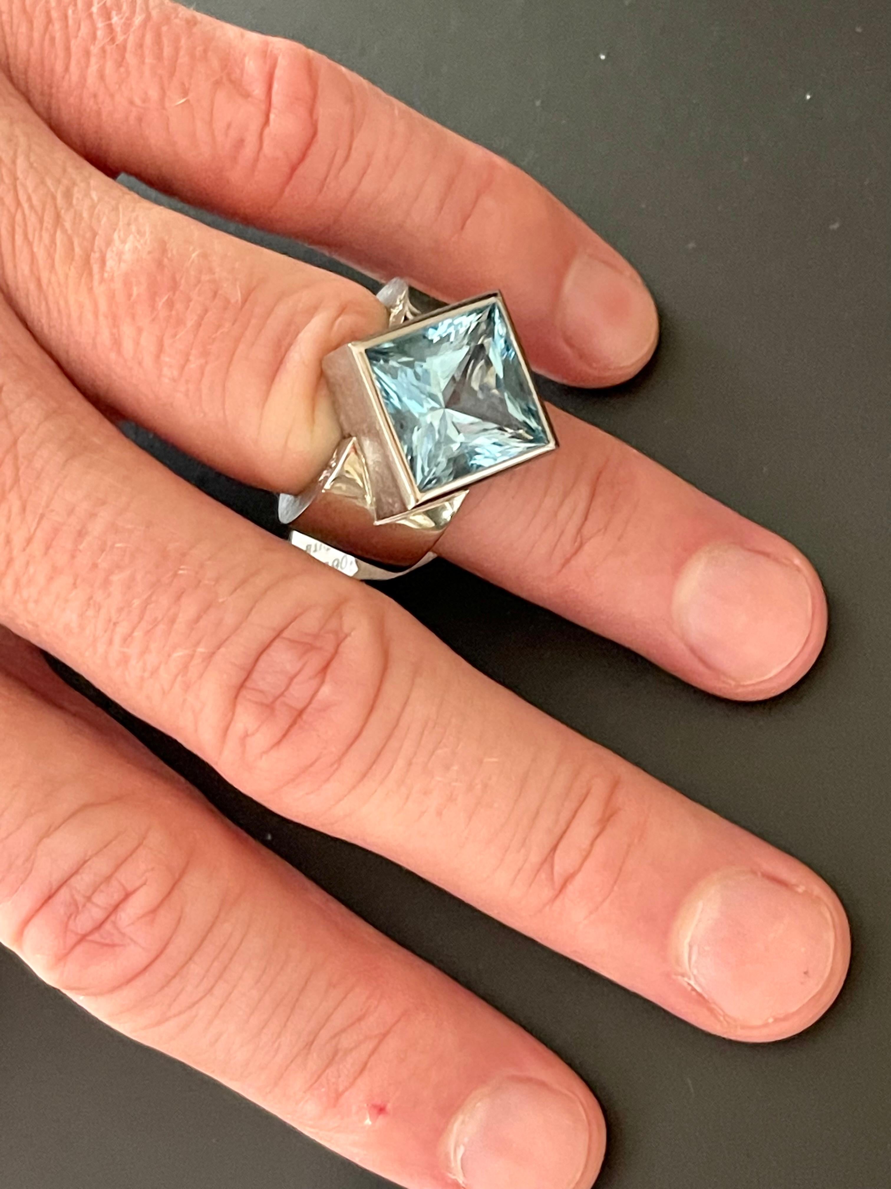 Captivating 18 K white Gold Satement Ring featuring a square cut Blue Topaz with the dimensions 1.4 cm x 1.4 cm. 4 small brilliant cut Diamonds on the side.
The ring is currently size 56/16 (US size 8) can be resized easily. 
Masterfully handcrafted