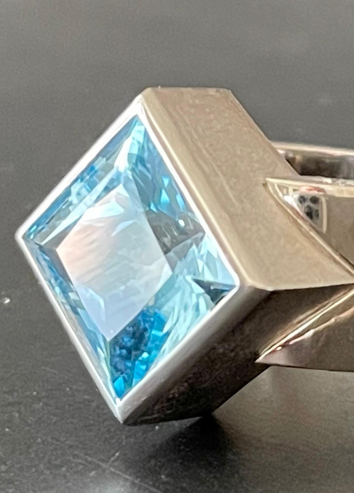 Solid 18 K white Gold Statement Ring Blue Topaz Diamonds In Good Condition For Sale In Zurich, Zollstrasse
