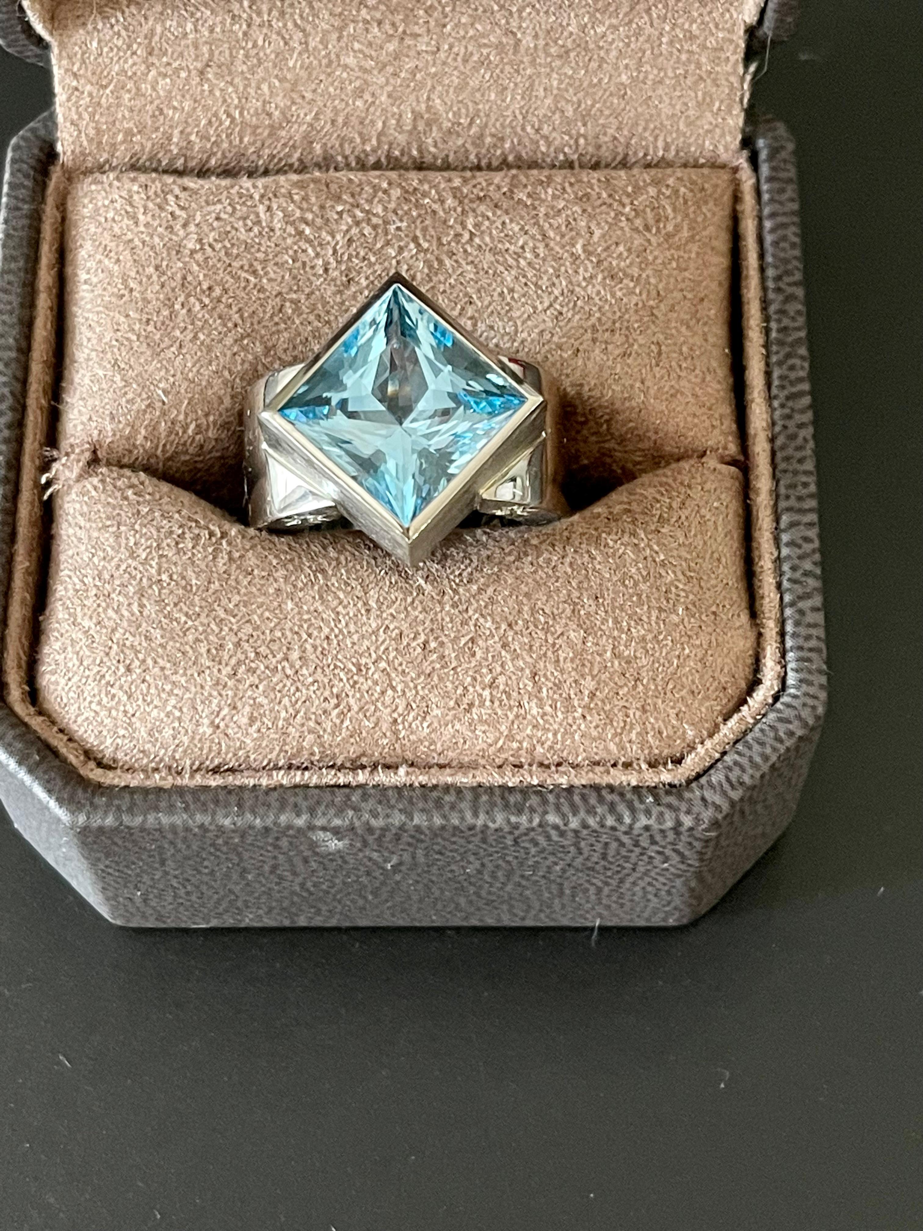 Solid 18 K white Gold Statement Ring Blue Topaz Diamonds For Sale 2