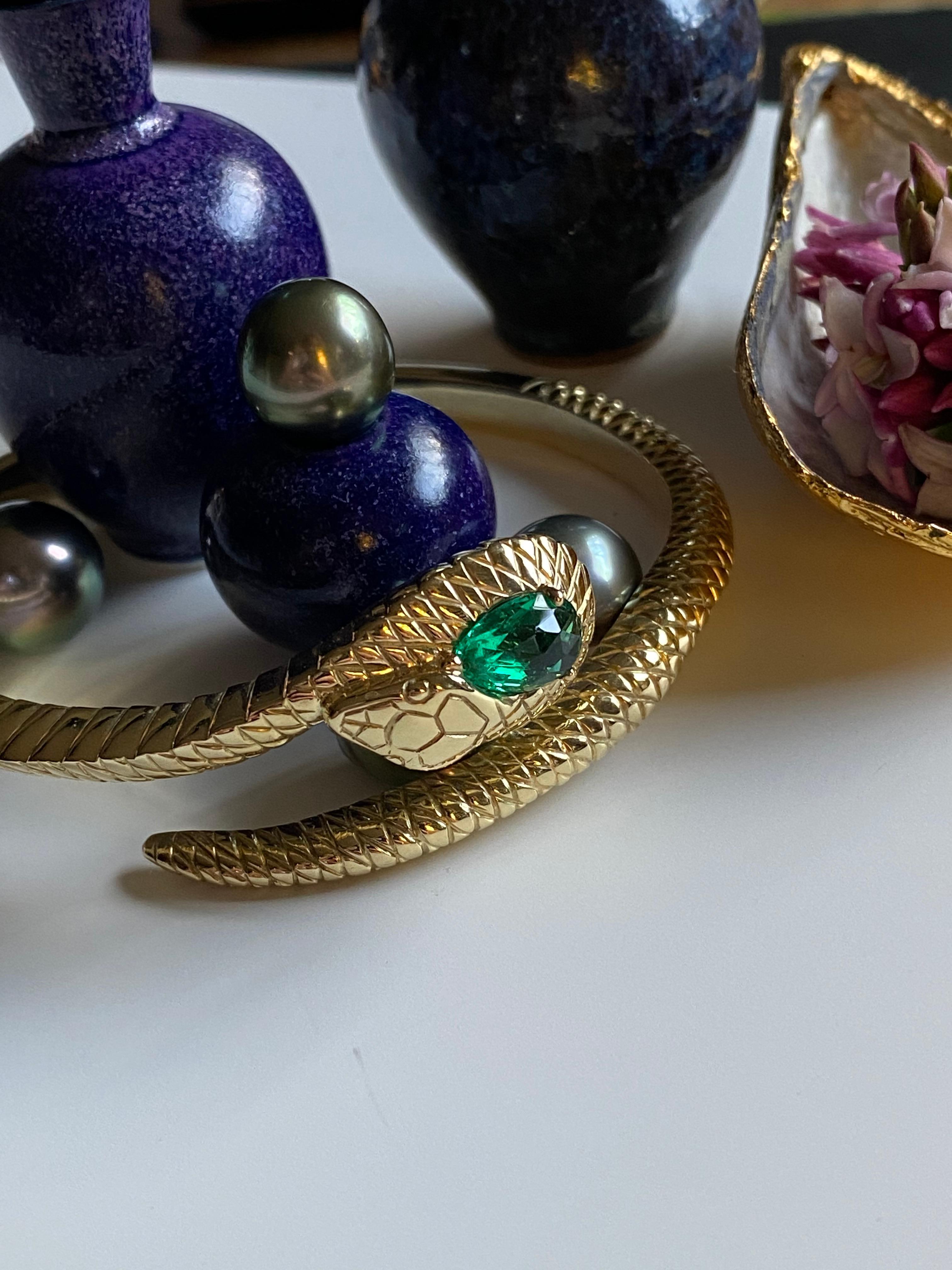 Briolette Cut Solid 18 Karat Gold and AGL Certified No Oil Colombian Emerald Serpent Bracelet For Sale