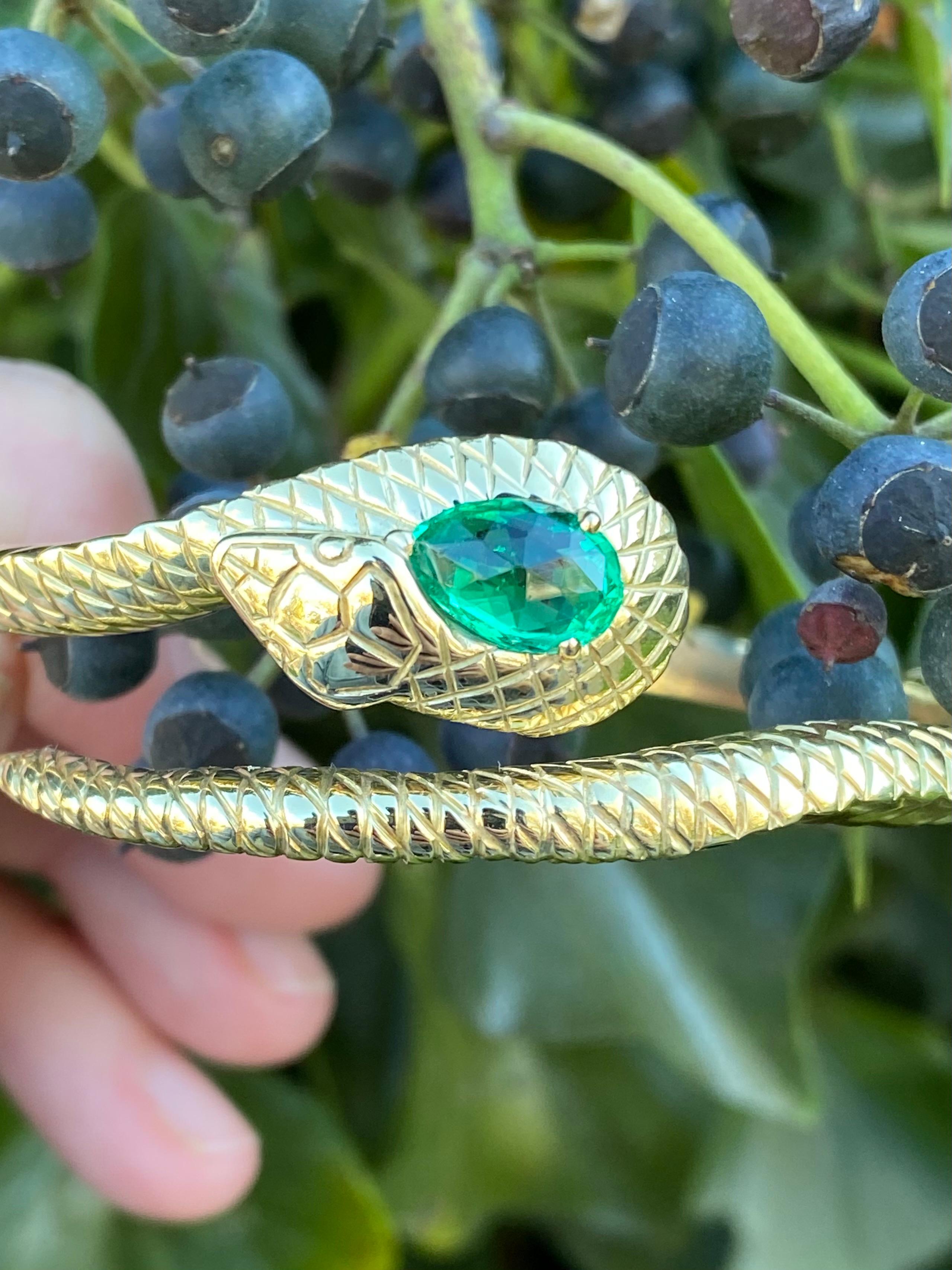 Women's or Men's Solid 18 Karat Gold and AGL Certified No Oil Colombian Emerald Serpent Bracelet For Sale