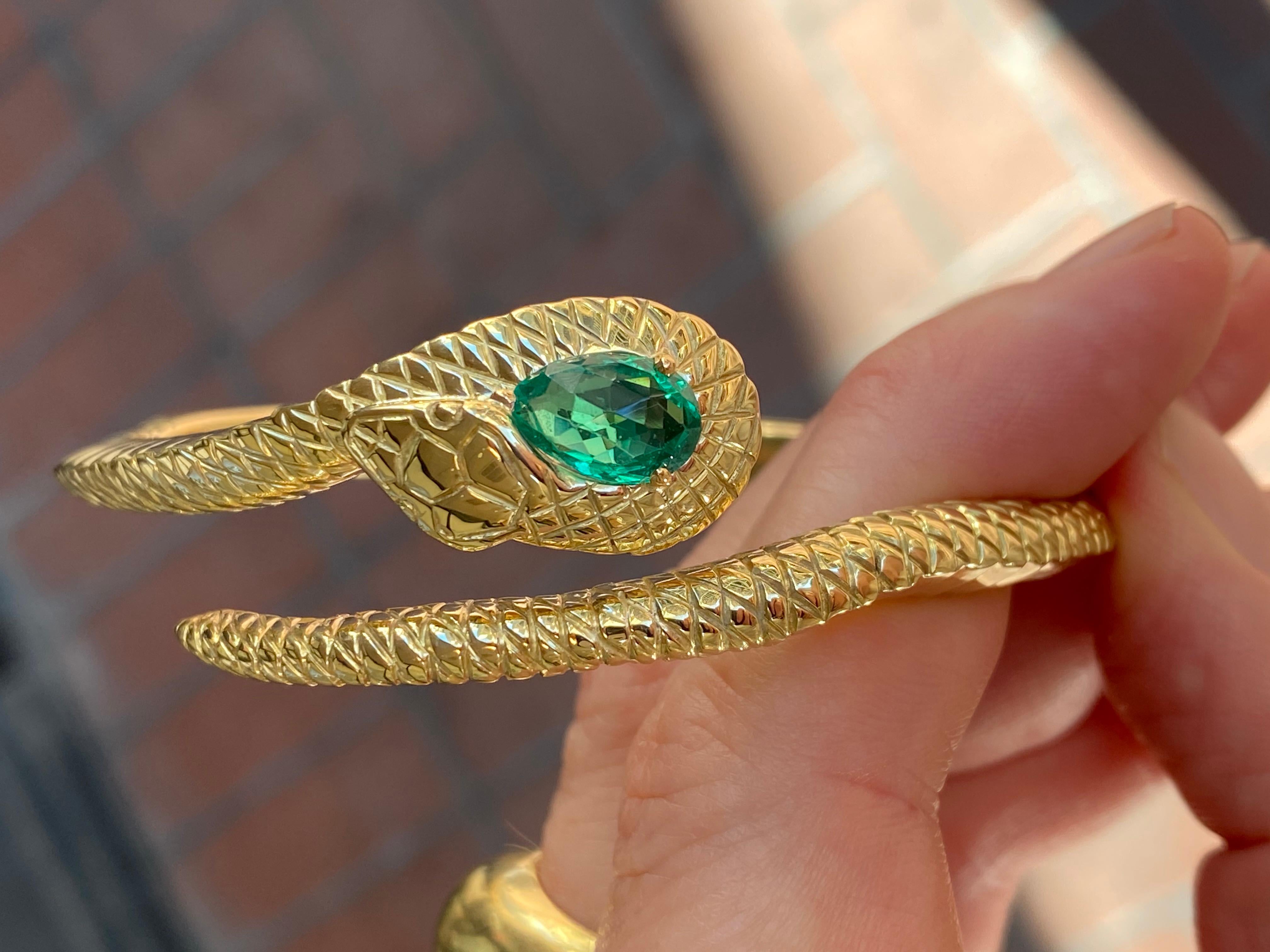Solid 18 Karat Gold and AGL Certified No Oil Colombian Emerald Serpent Bracelet For Sale 1