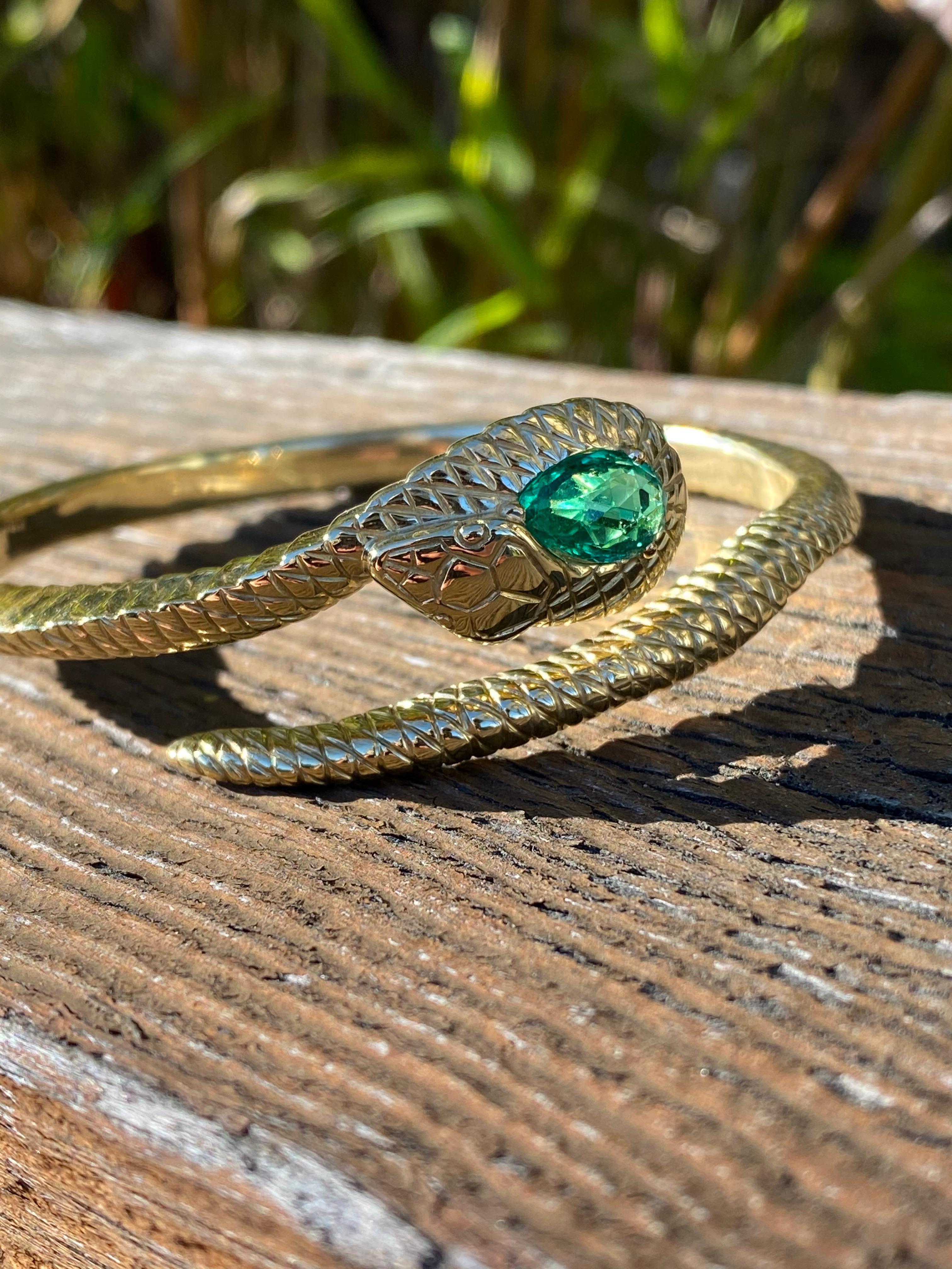 Solid 18 Karat Gold and AGL Certified No Oil Colombian Emerald Serpent Bracelet For Sale 2