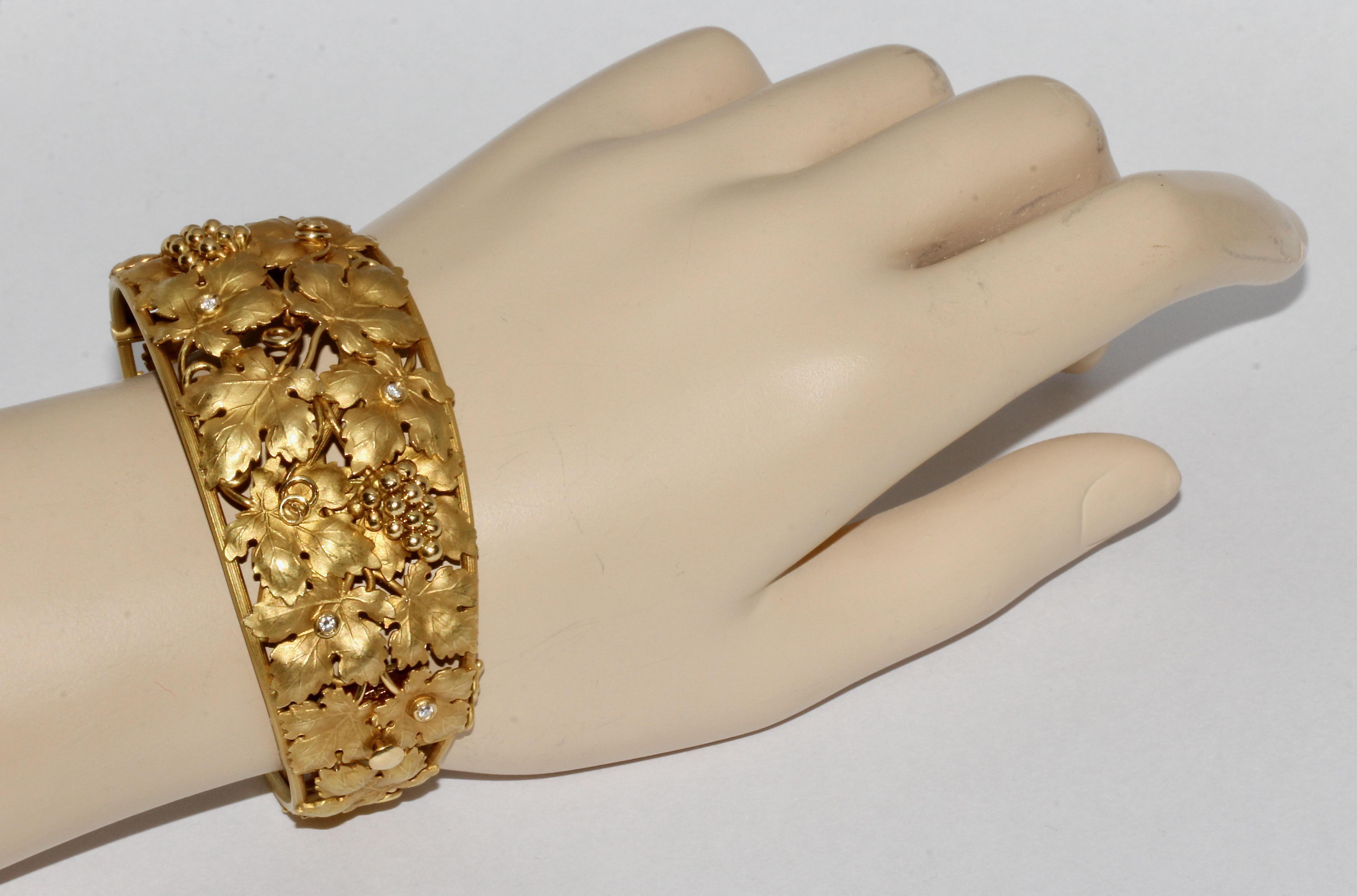 Bracciale in oro massiccio 18 carati con diamanti, uva e foglie di vite in vendita 5