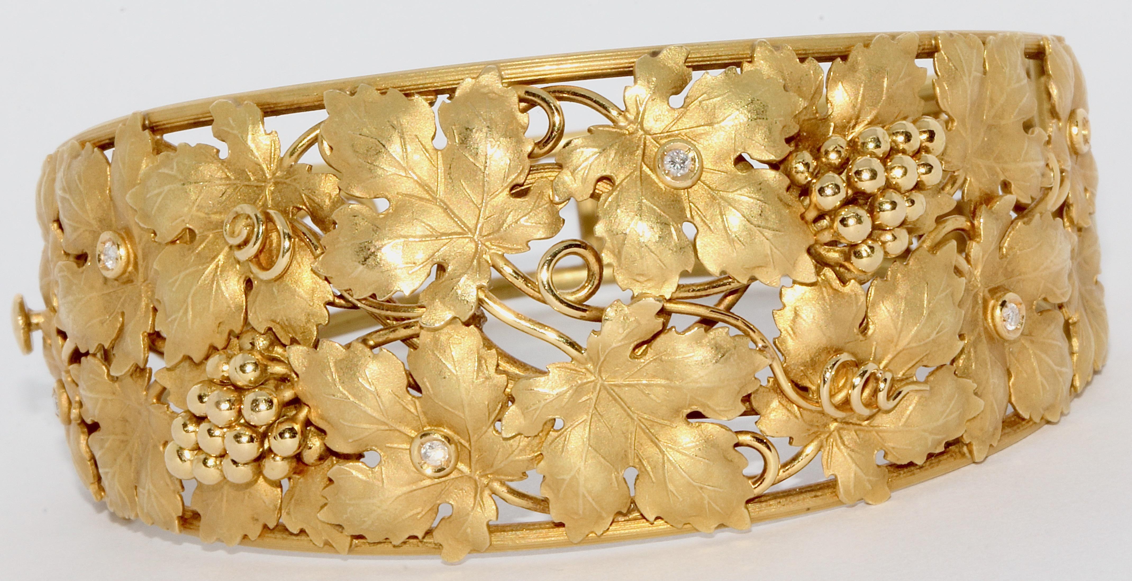 Taglio rotondo Bracciale in oro massiccio 18 carati con diamanti, uva e foglie di vite in vendita