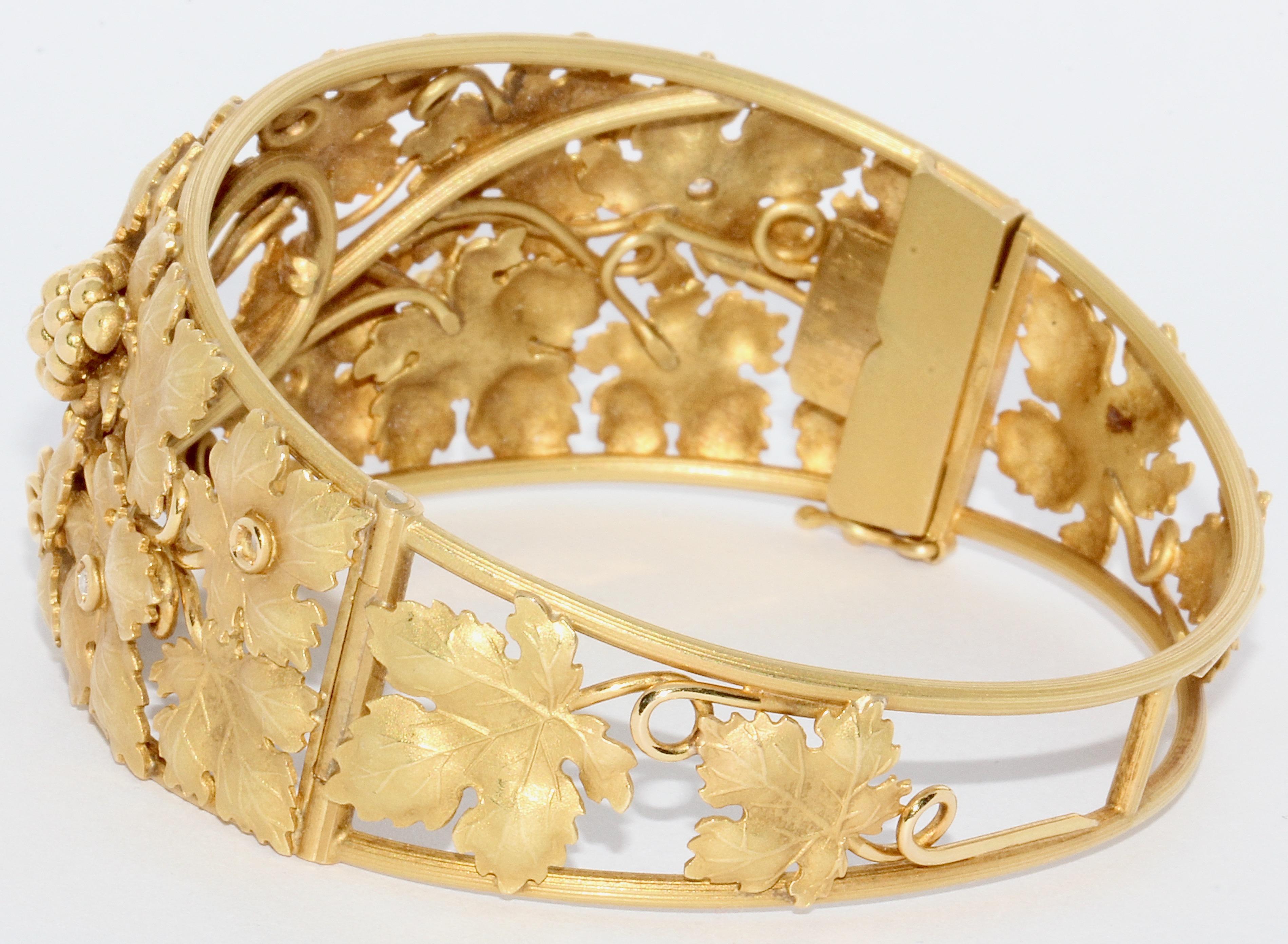 Bracciale in oro massiccio 18 carati con diamanti, uva e foglie di vite in vendita 1
