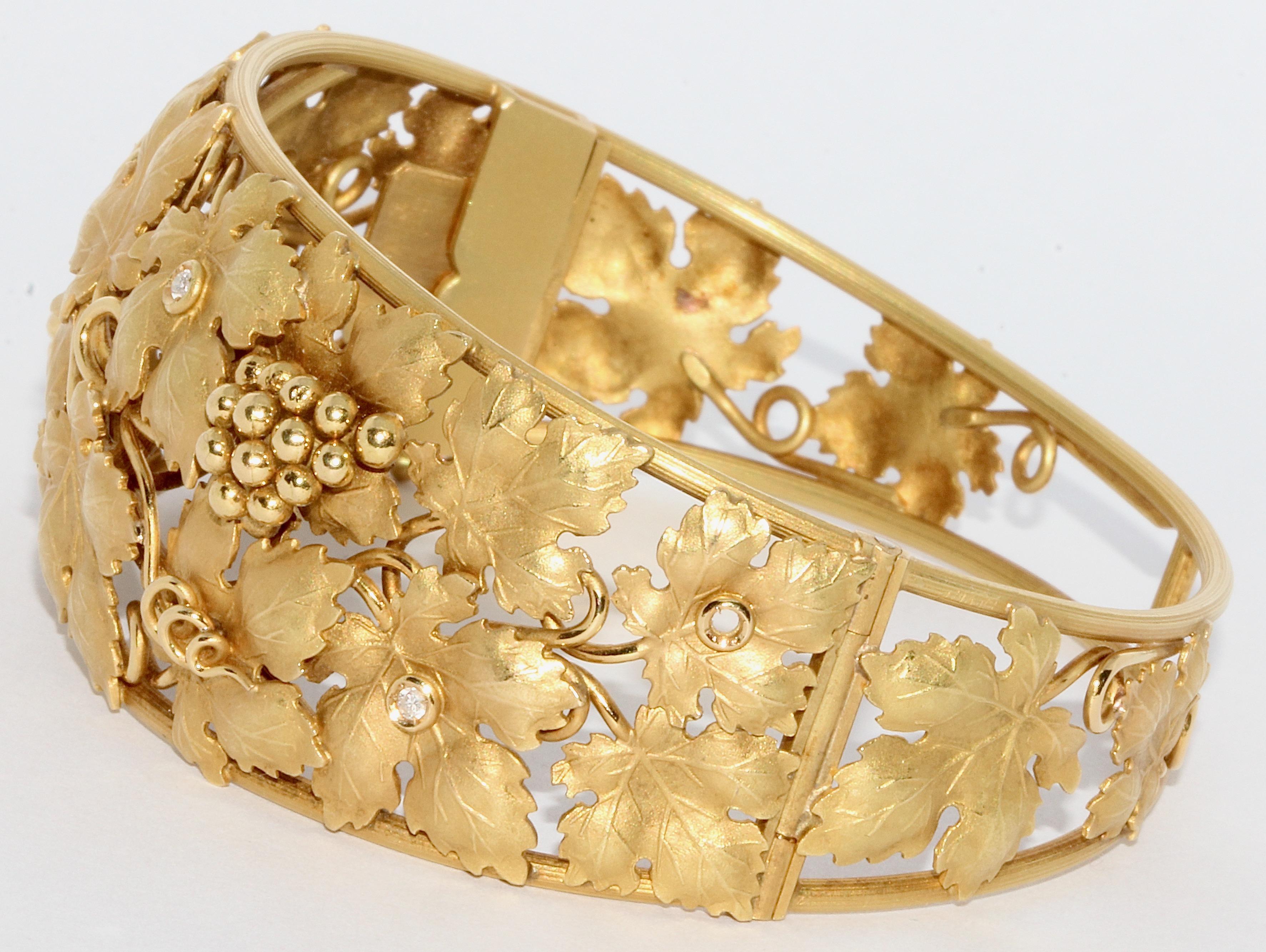 Bracciale in oro massiccio 18 carati con diamanti, uva e foglie di vite in vendita 2