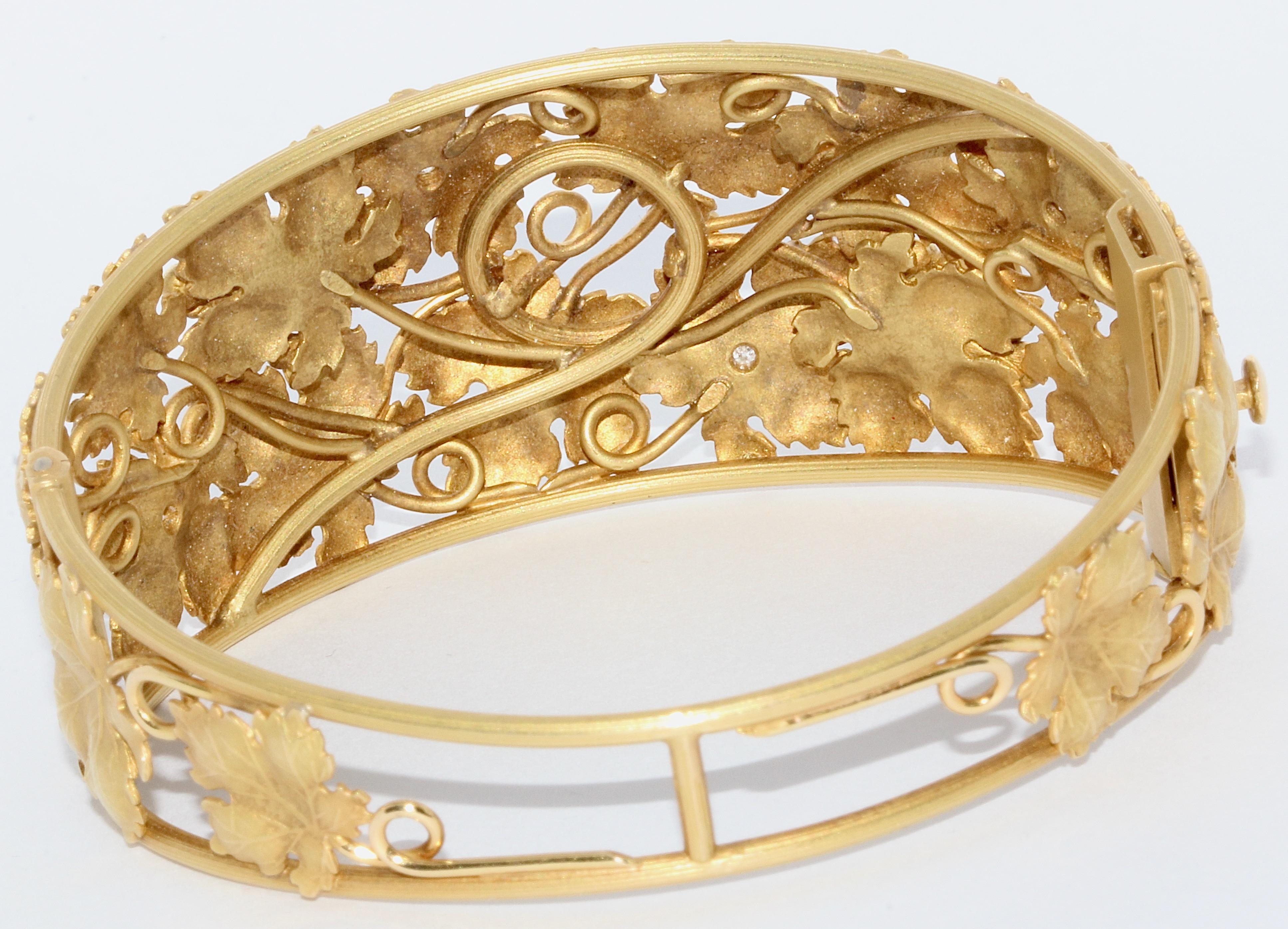 Bracciale in oro massiccio 18 carati con diamanti, uva e foglie di vite in vendita 3