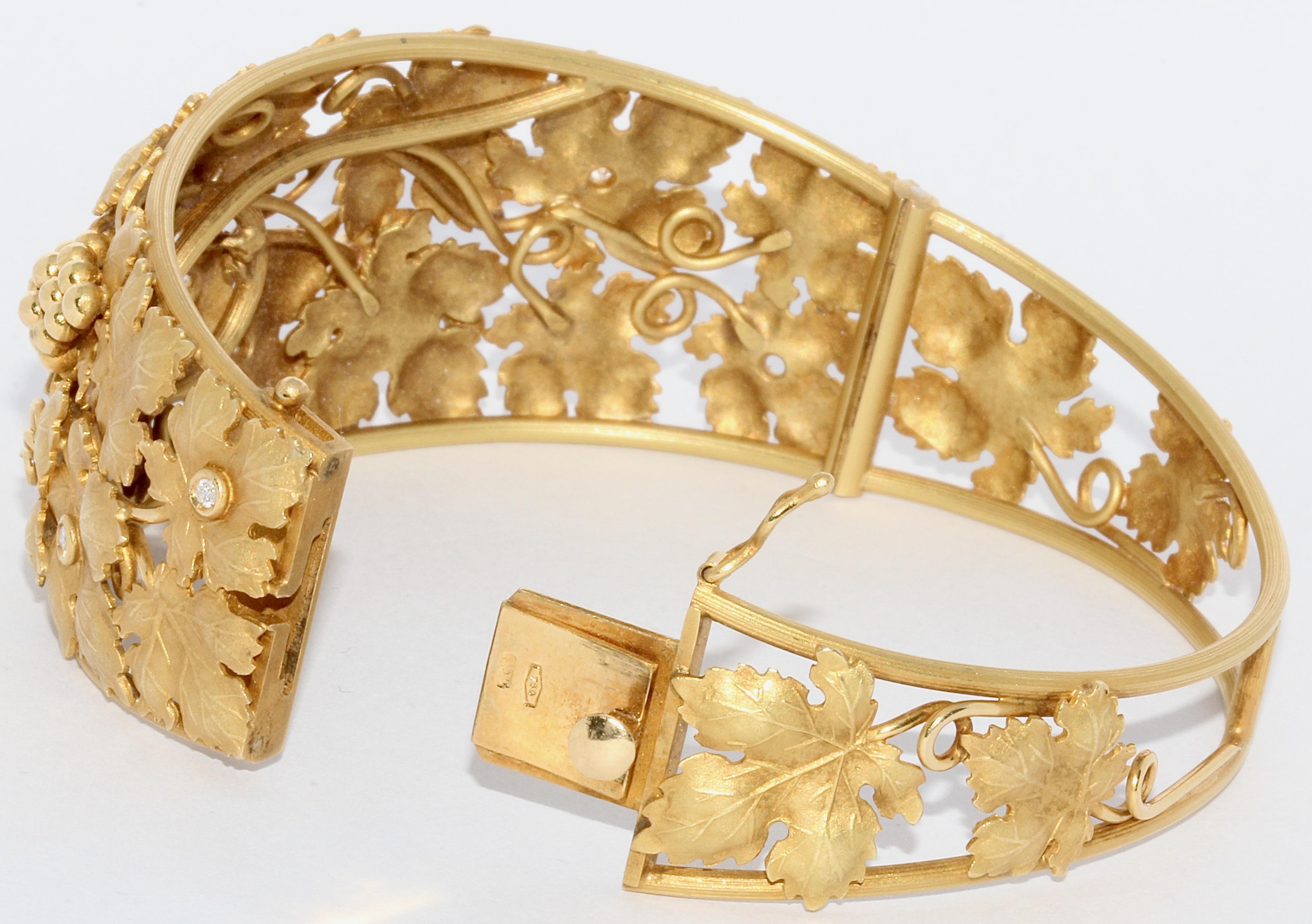 Bracciale in oro massiccio 18 carati con diamanti, uva e foglie di vite in vendita 4